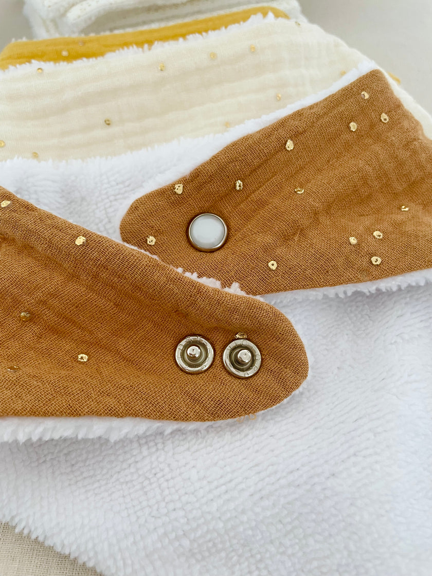 Bavoir bandana camel pois doré