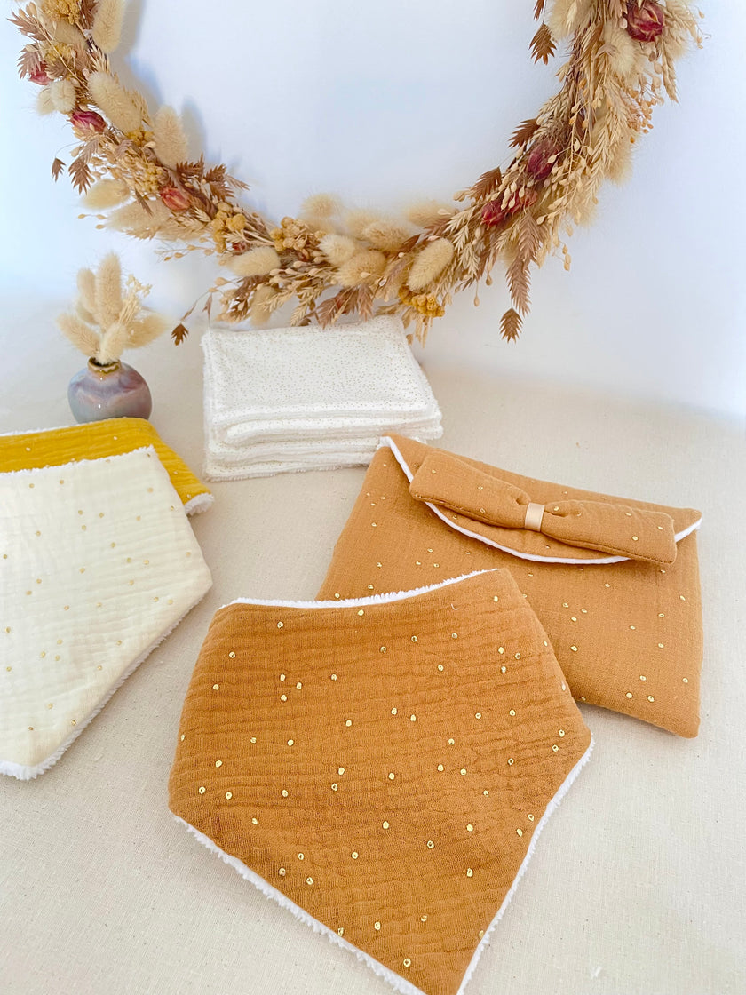 Bavoir bandana camel pois doré