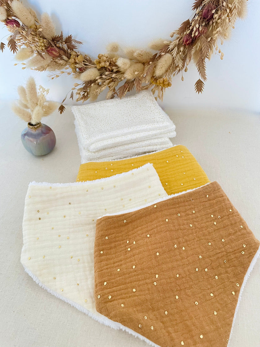 Bavoir bandana camel pois doré