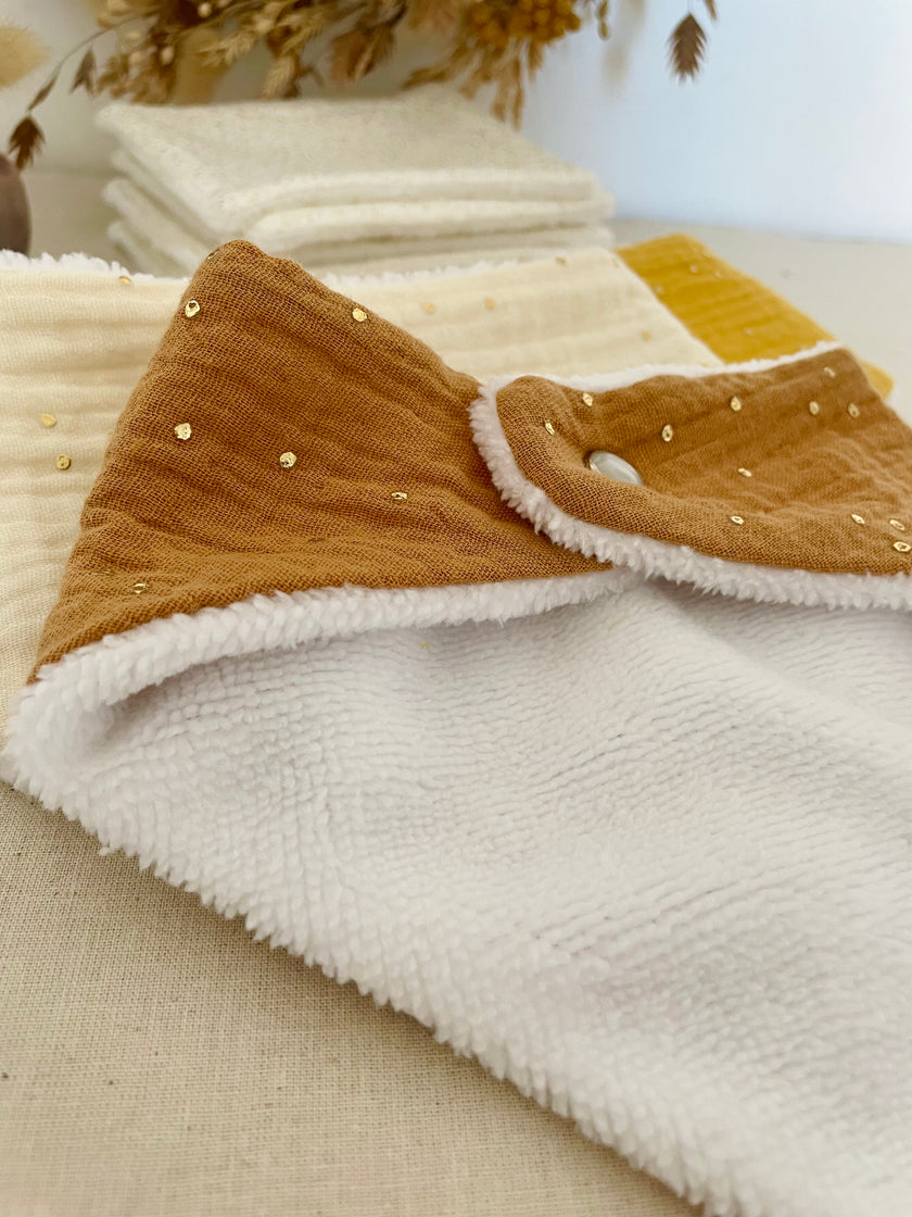 Bavoir bandana camel pois doré