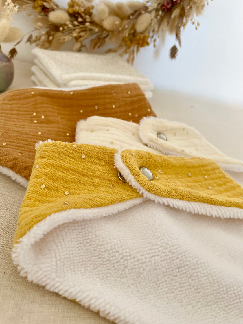 Bavoir bandana moutarde pois dorés