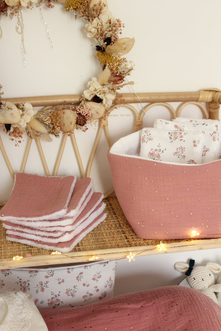 Panier rose de rangement pour table à langer