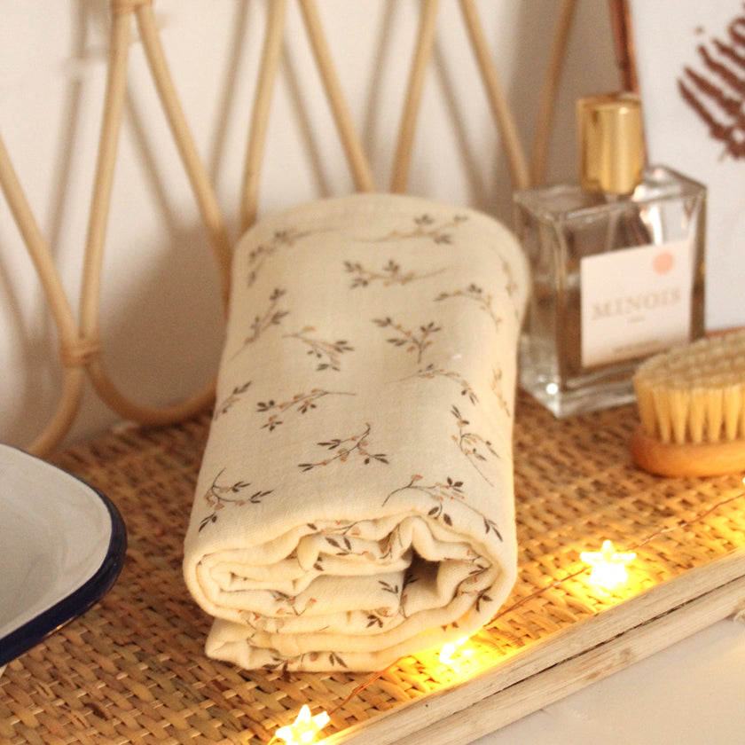 Grand lange ultra doux en coton bio, double gaze écru, feuillage camel, mixte