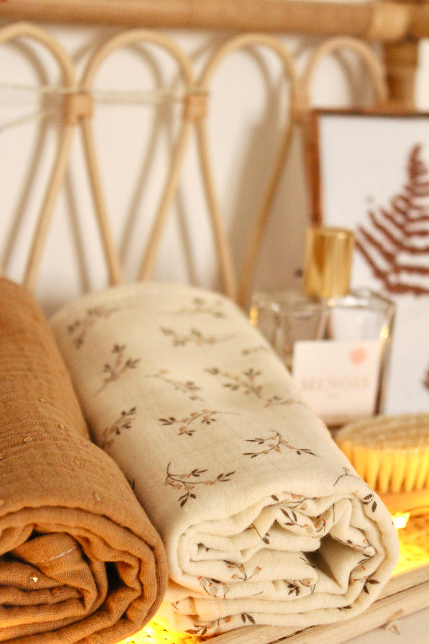 lange pour bébé en gaze de coton bio grand format avec motifs fleuris 