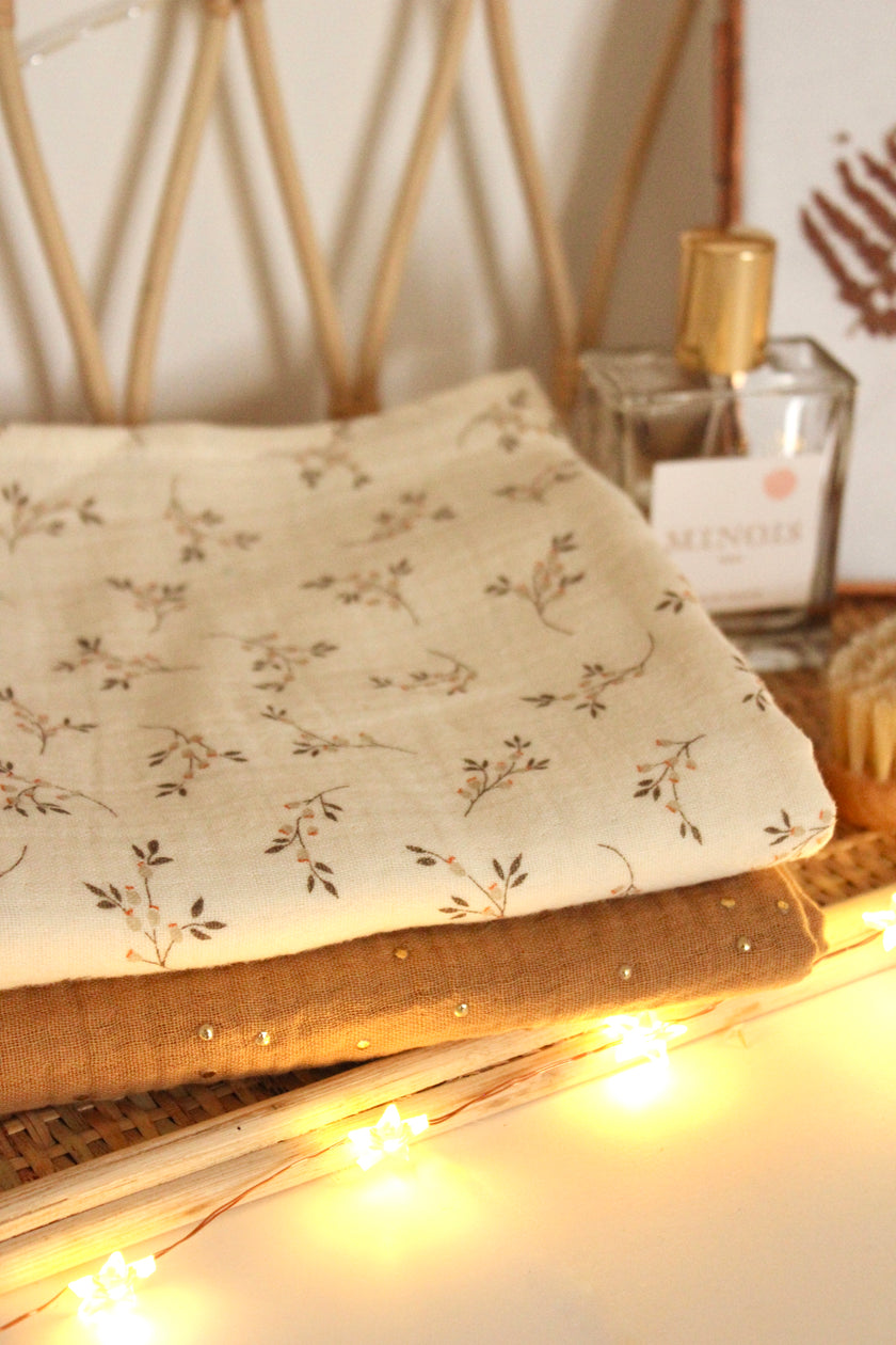 lange grand format en gaze de coton écru avec petites fleurs 