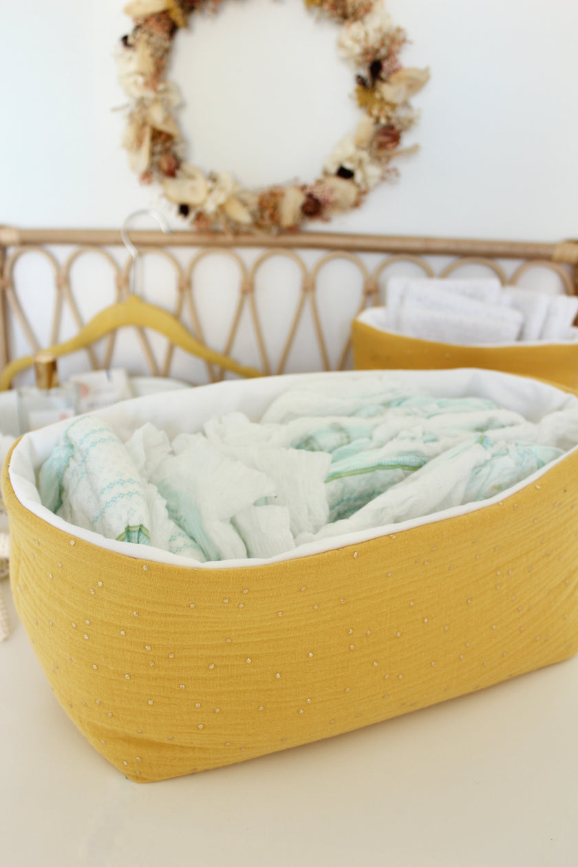 Panier jaune pour table à langer