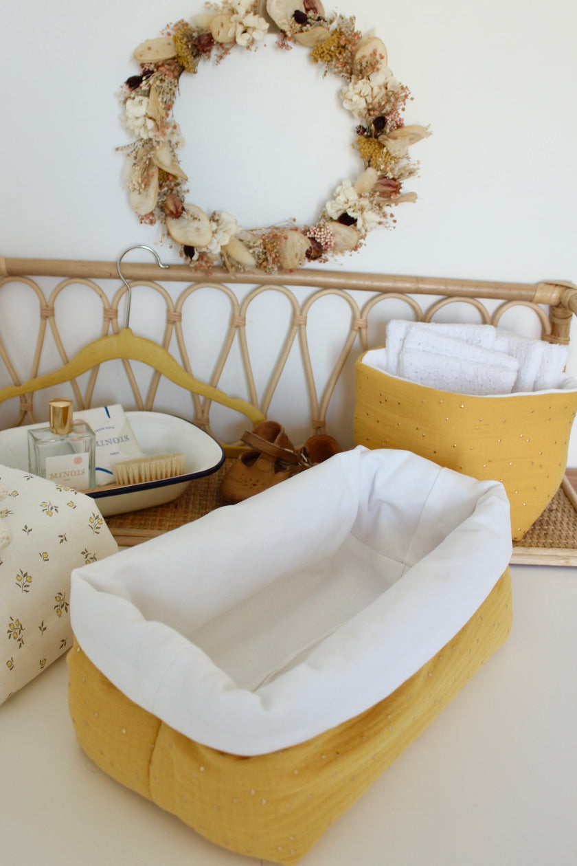 Panier jaune pour table à langer