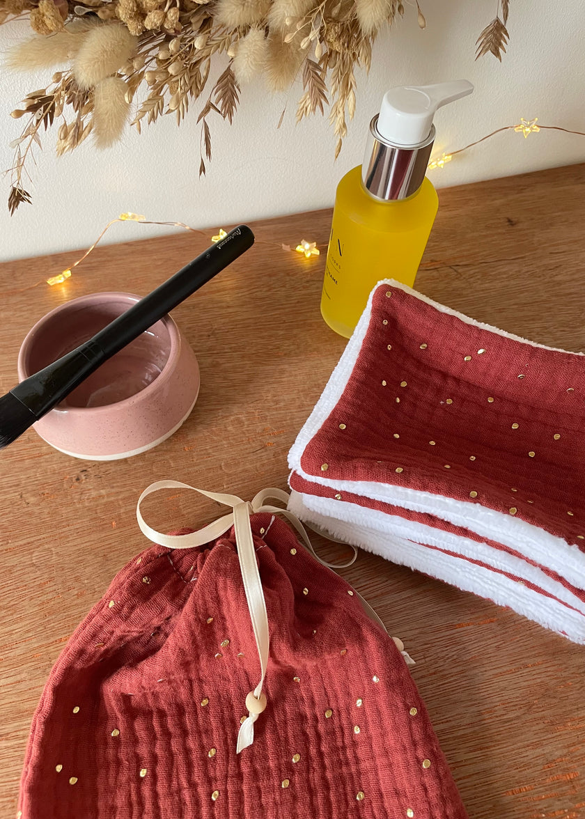 Lingettes démaquillantes femme tomette