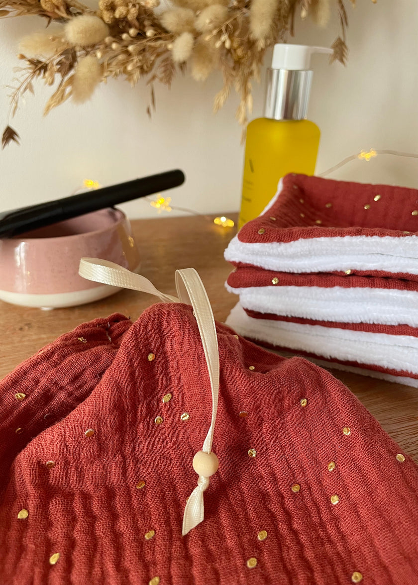 Lingettes démaquillantes femme tomette