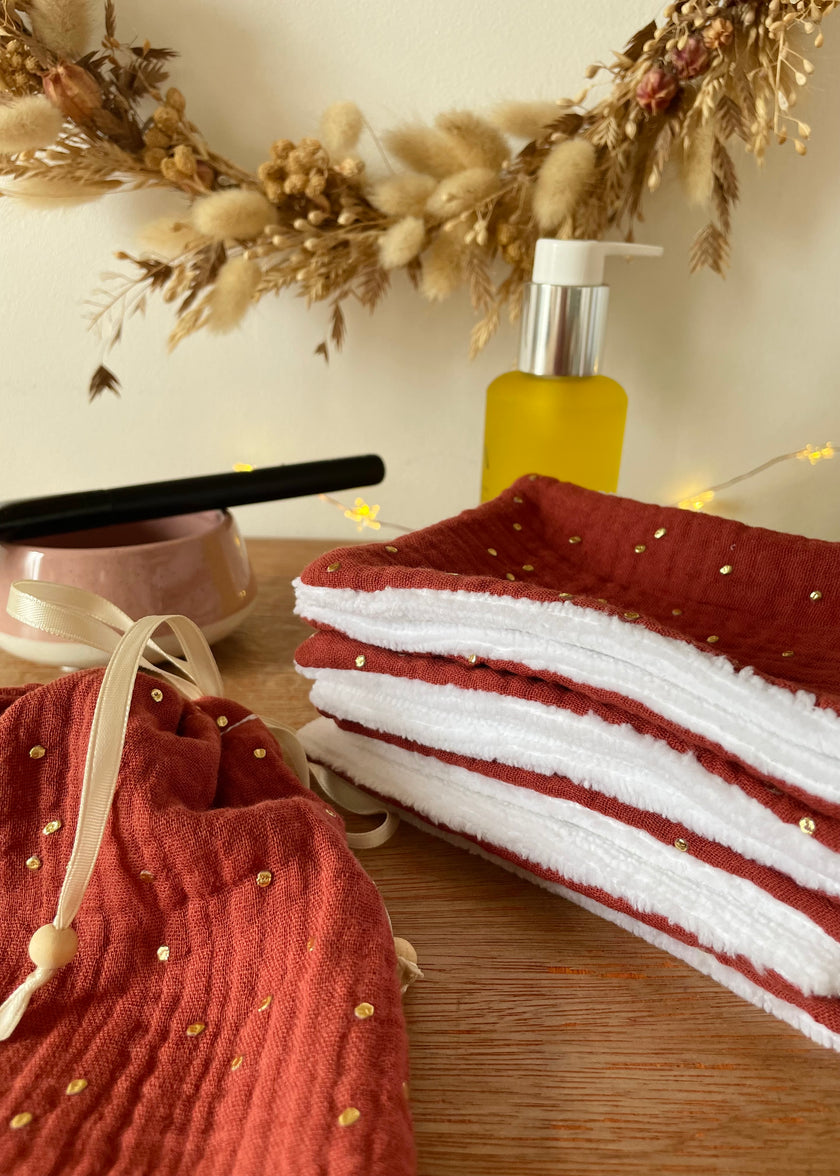 Lingettes démaquillantes femme tomette