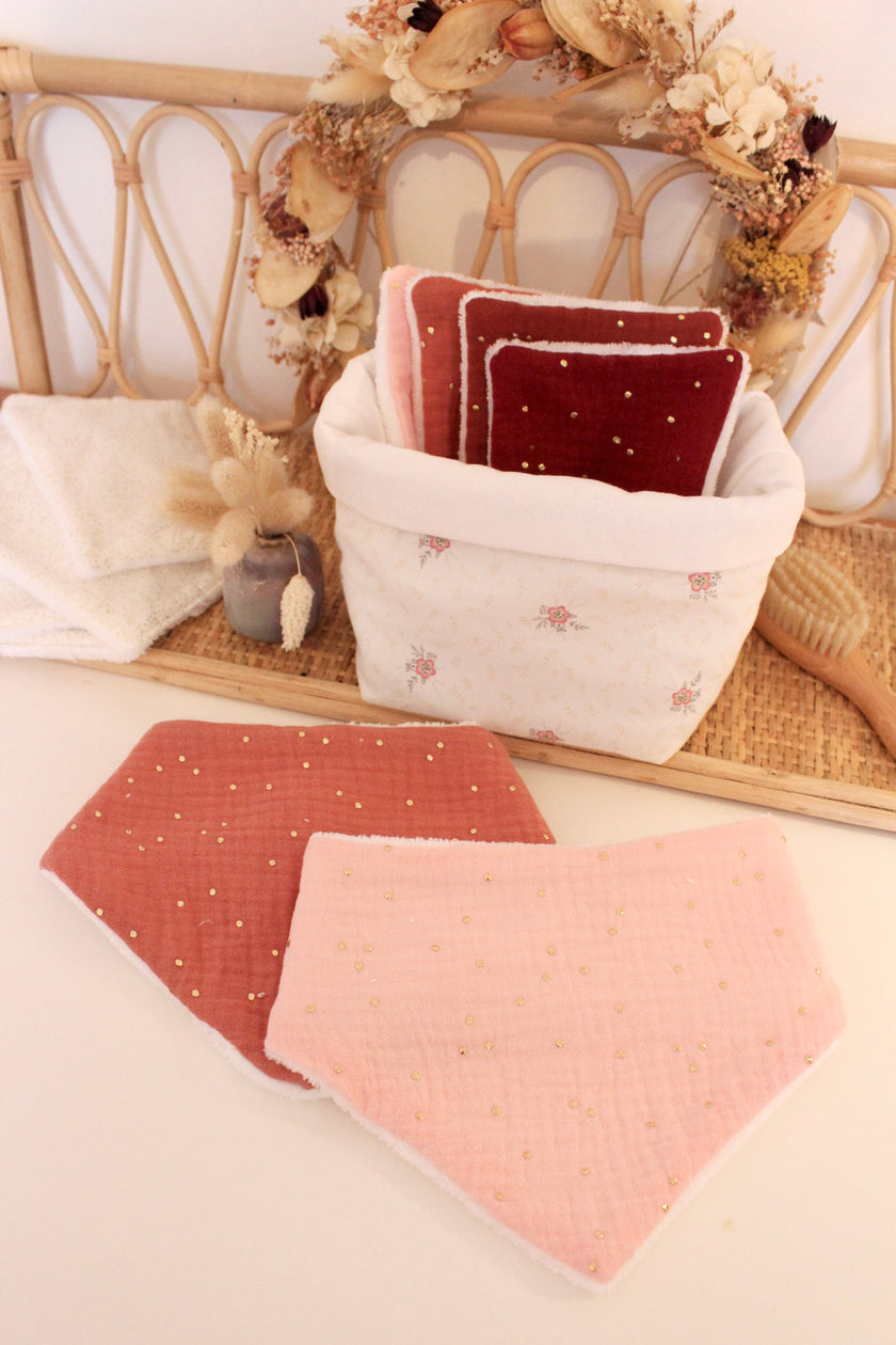 Bavoir bandana rose pois dorés
