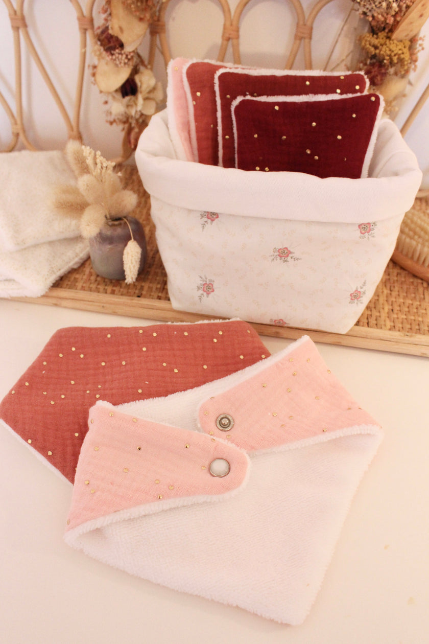 Bavoir bandana rose pois dorés