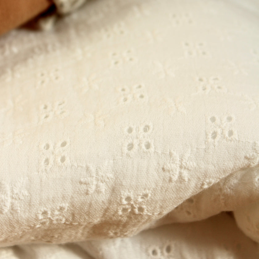 création en gaze de coton écru avec broderie anglaise