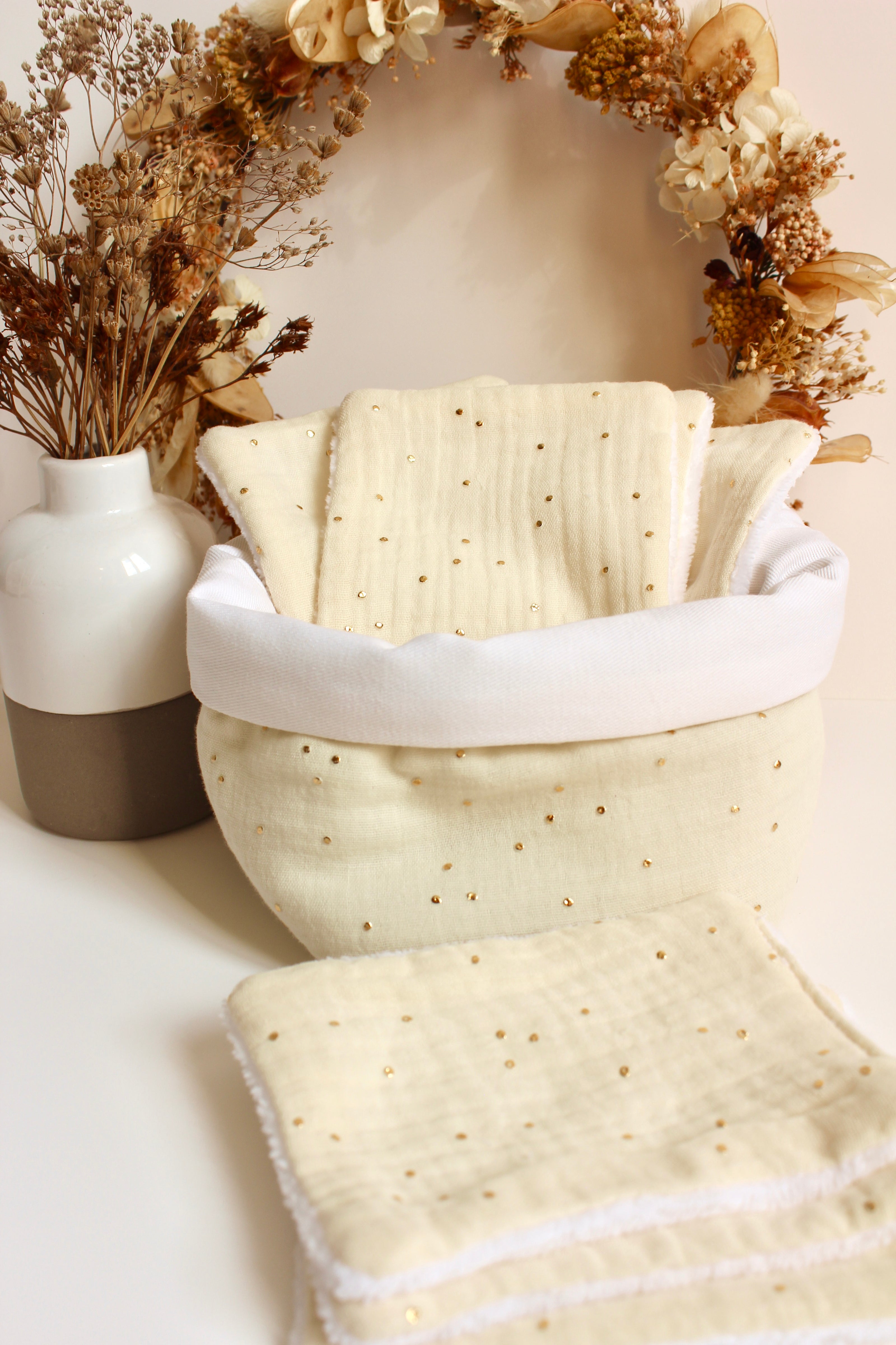 panier de rangement pour lingette réutilisable en gaze de coton écru et pois dorés