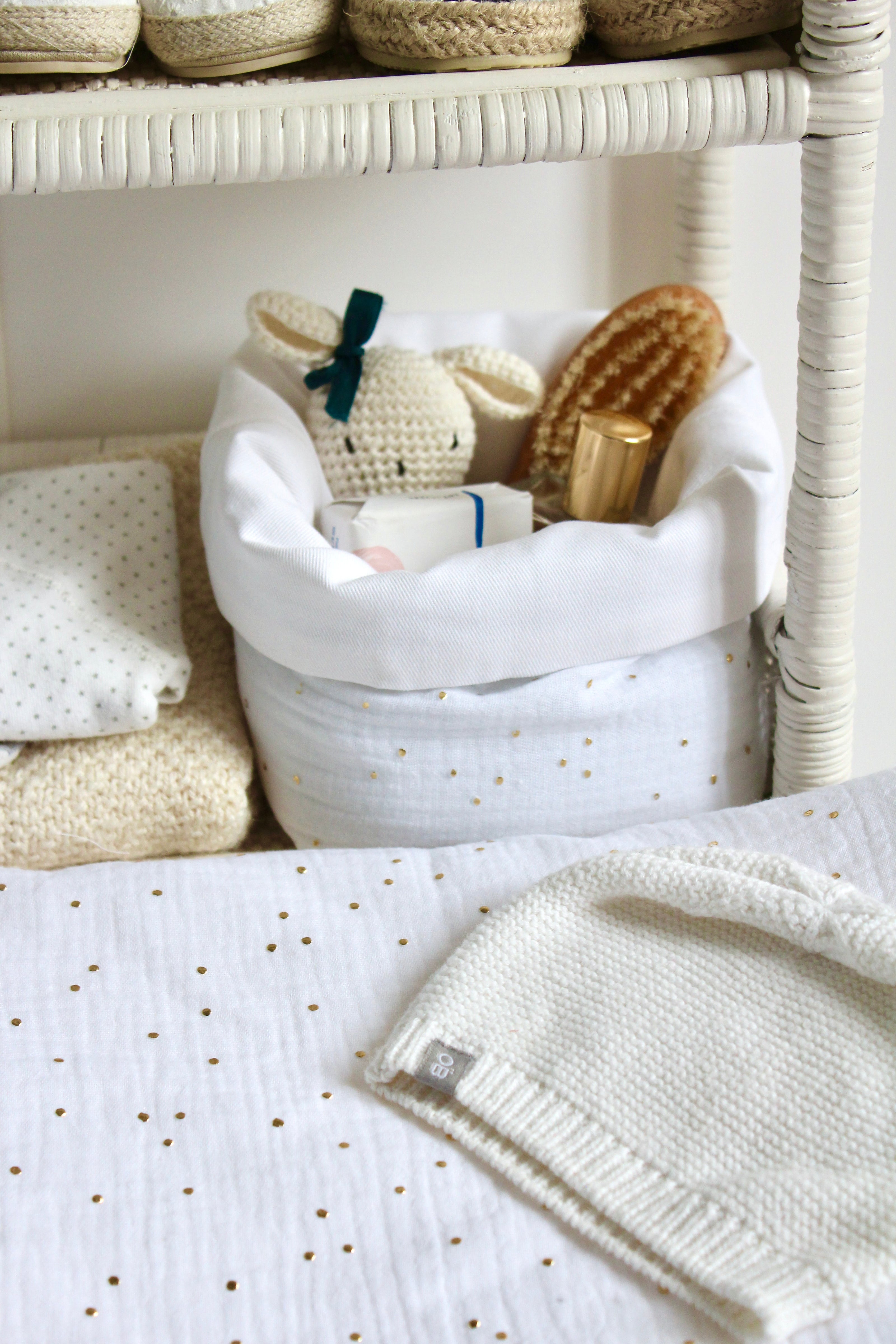 Panier de rangement blanc doré