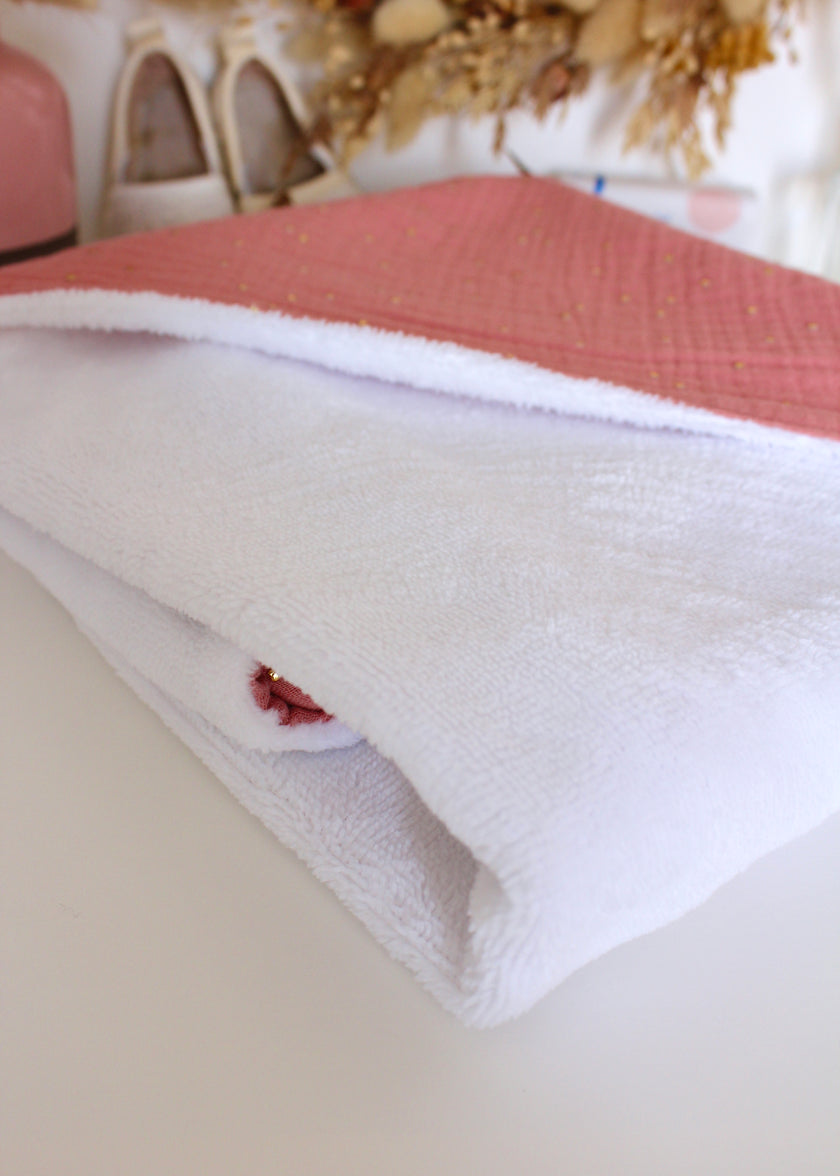 Serviette bébé à capuche rose thé pois dorés