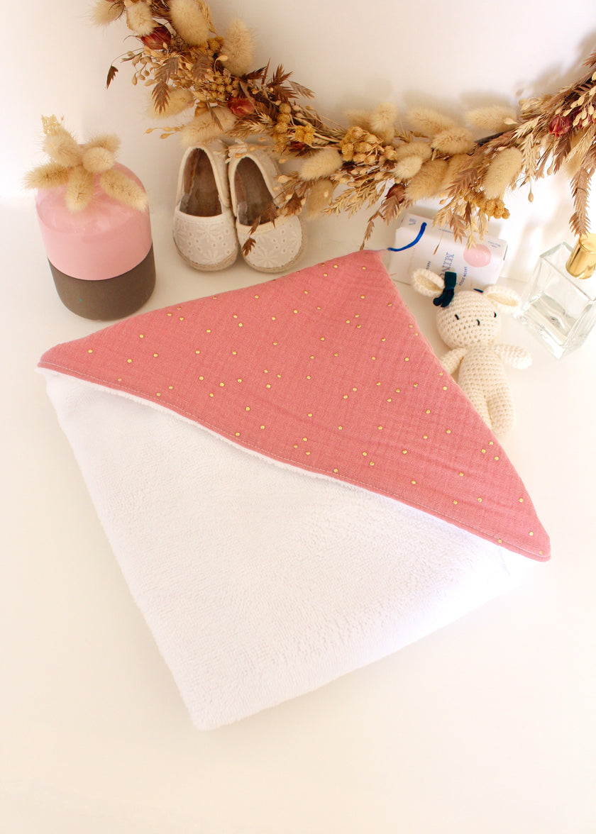 Serviette bébé à capuche rose thé pois dorés