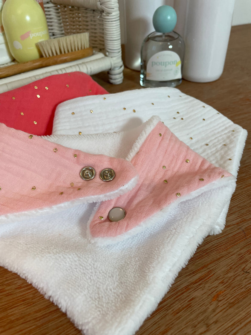 Bavoir bandana rose pois dorés