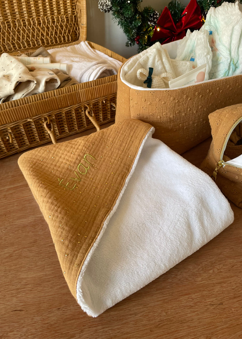 Serviette à capuche bébé camel pois dorés