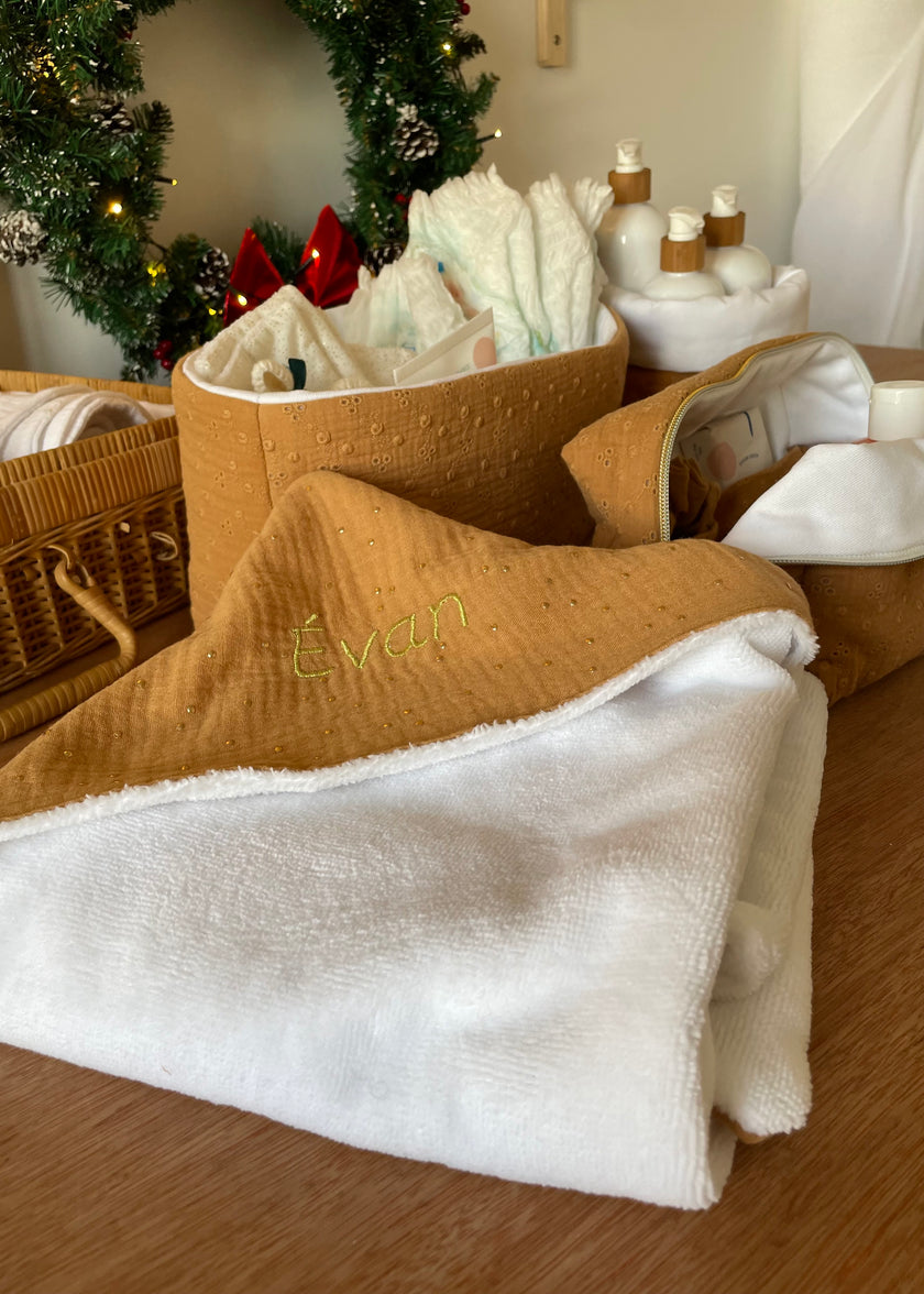 Serviette à capuche bébé camel pois dorés