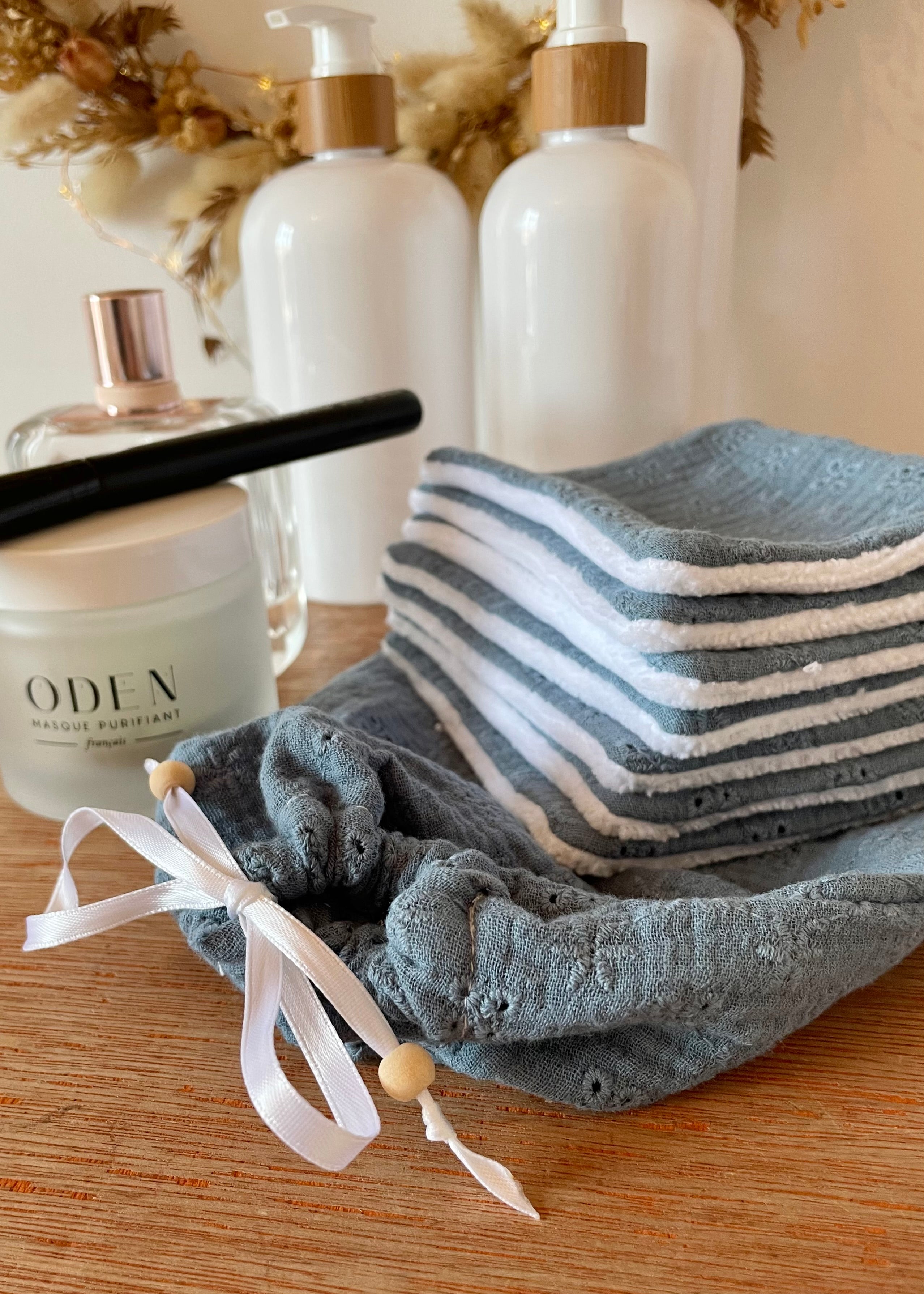 Lingettes démaquillantes brodées bleues