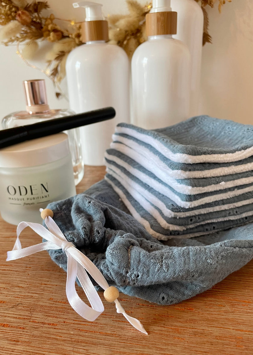 Lingettes démaquillantes brodées bleues