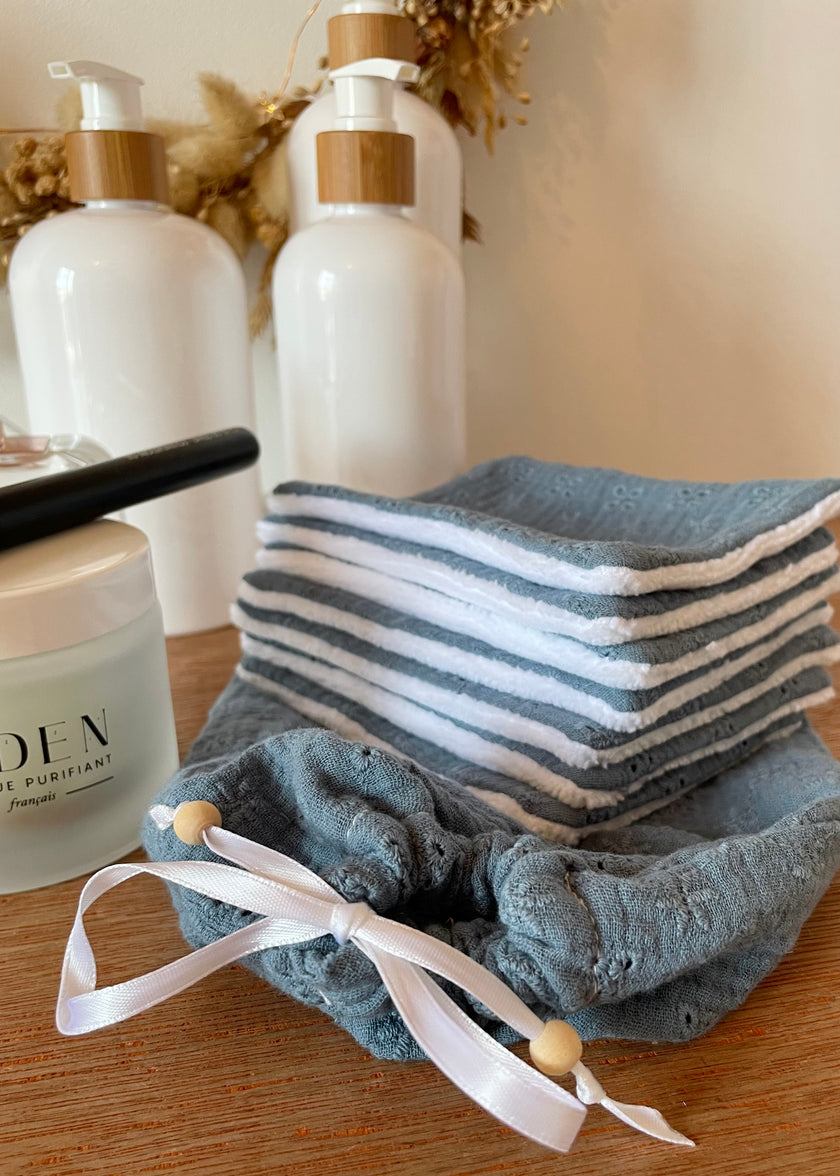 Lingettes démaquillantes brodées bleues