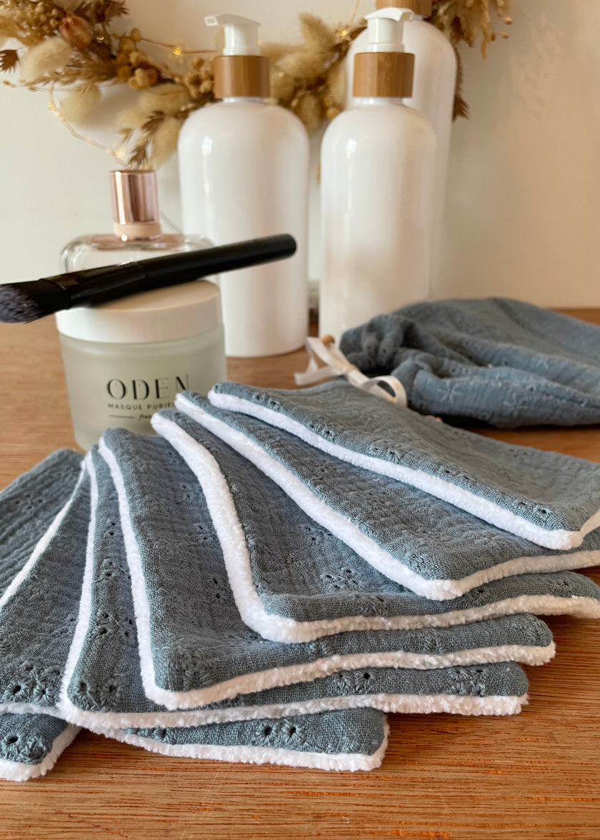 Lingettes démaquillantes brodées bleues