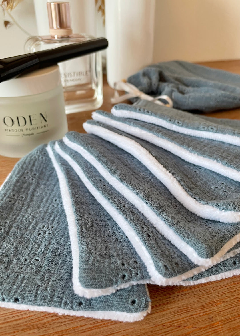 Lingettes démaquillantes brodées bleues