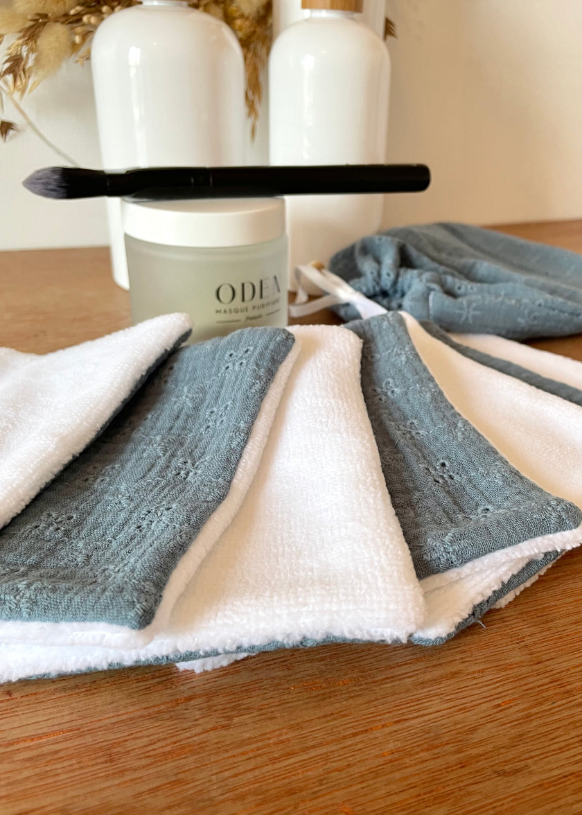 Lingettes démaquillantes brodées bleues