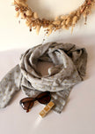 Grand foulard en gaze de coton rosie gris