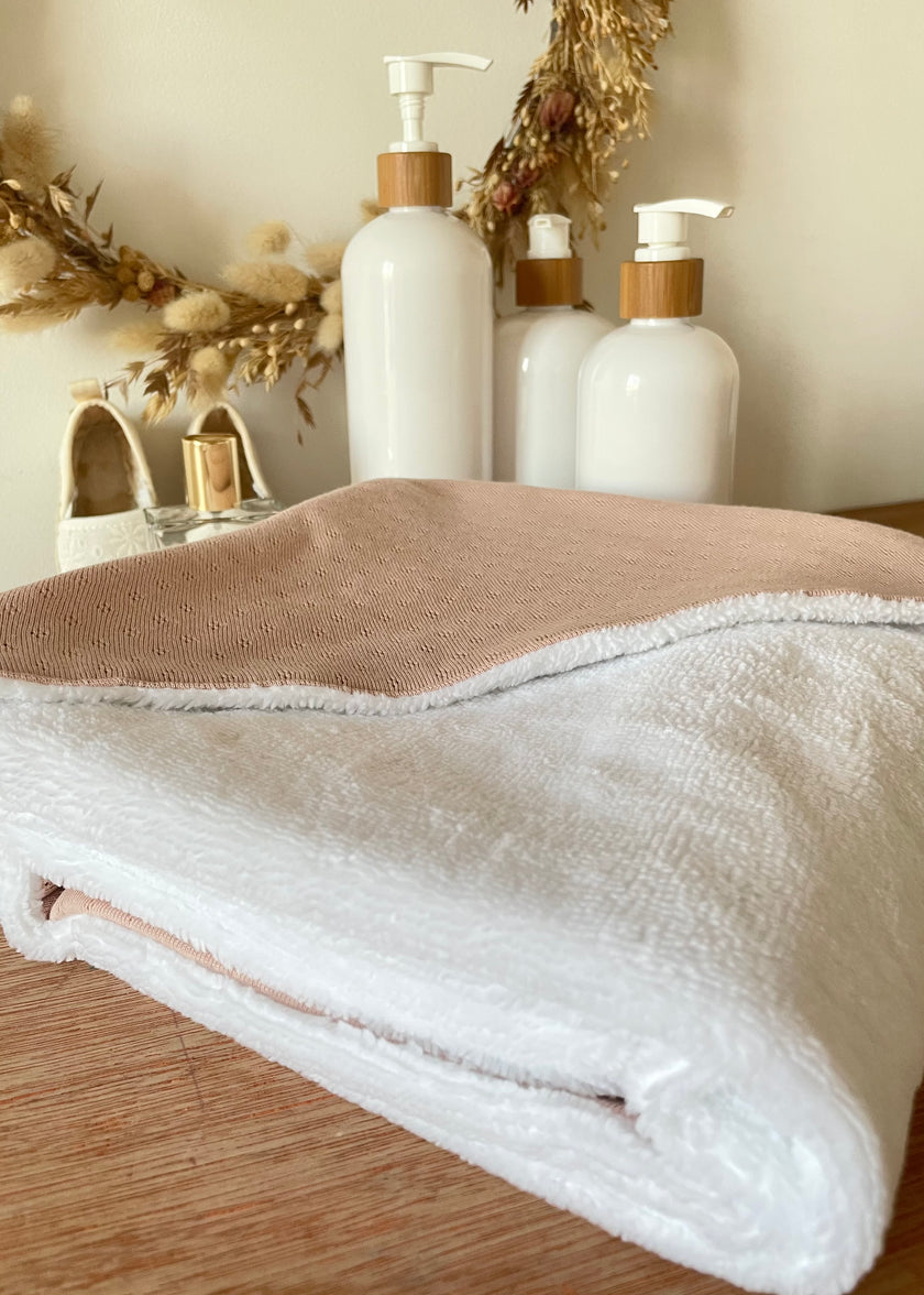 Serviette bébé à capuche rose