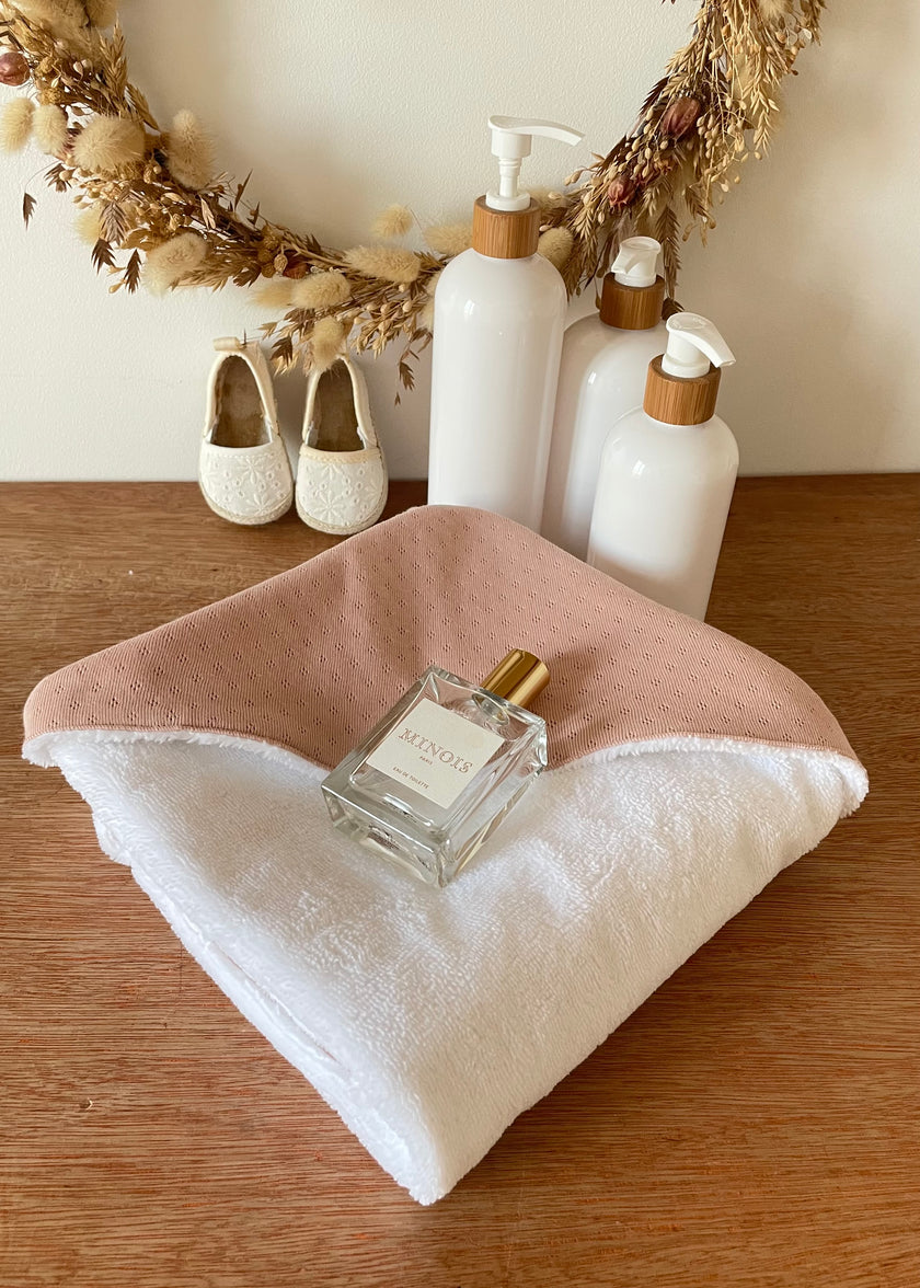 Serviette bébé à capuche rose