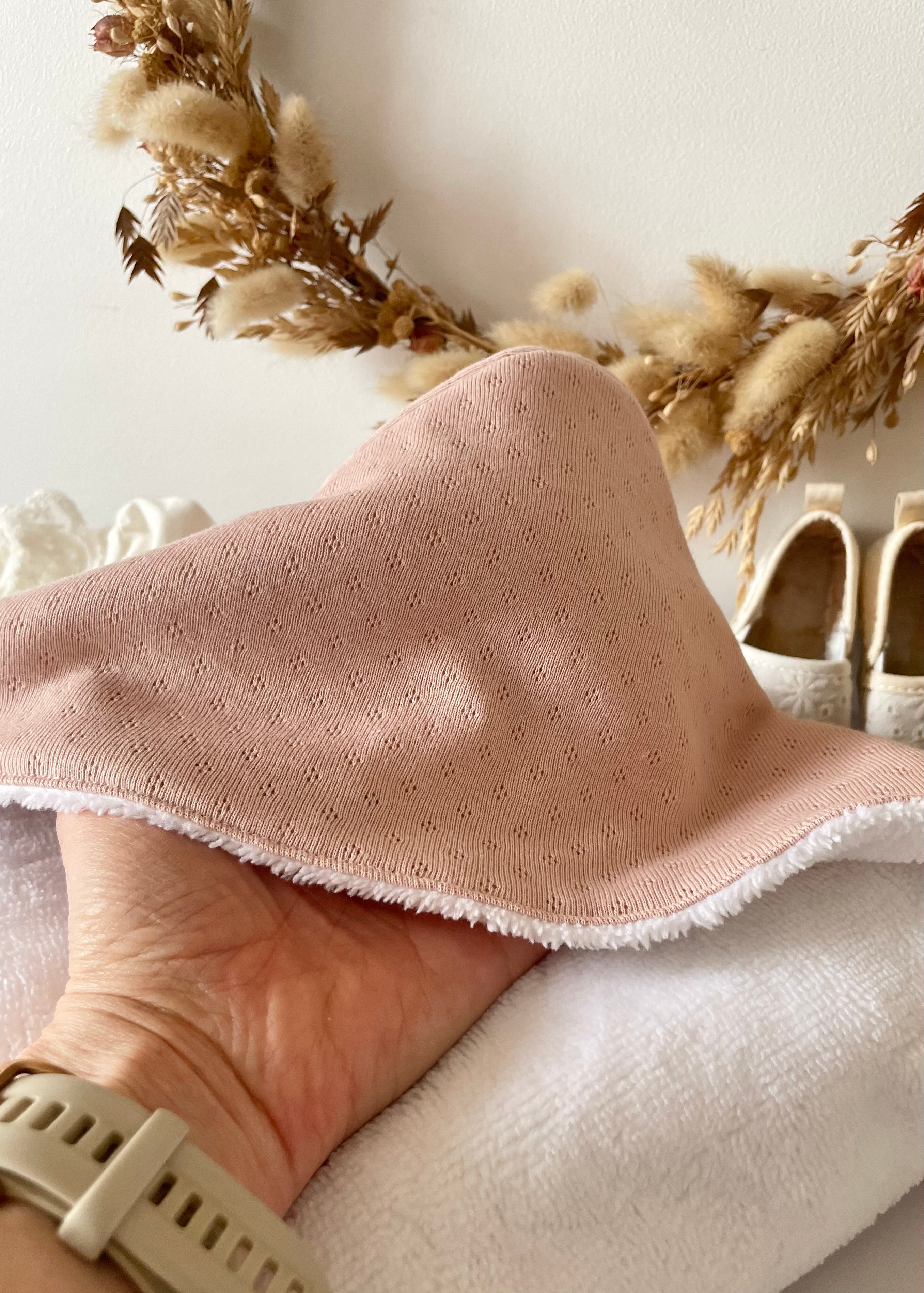 Serviette bébé à capuche rose