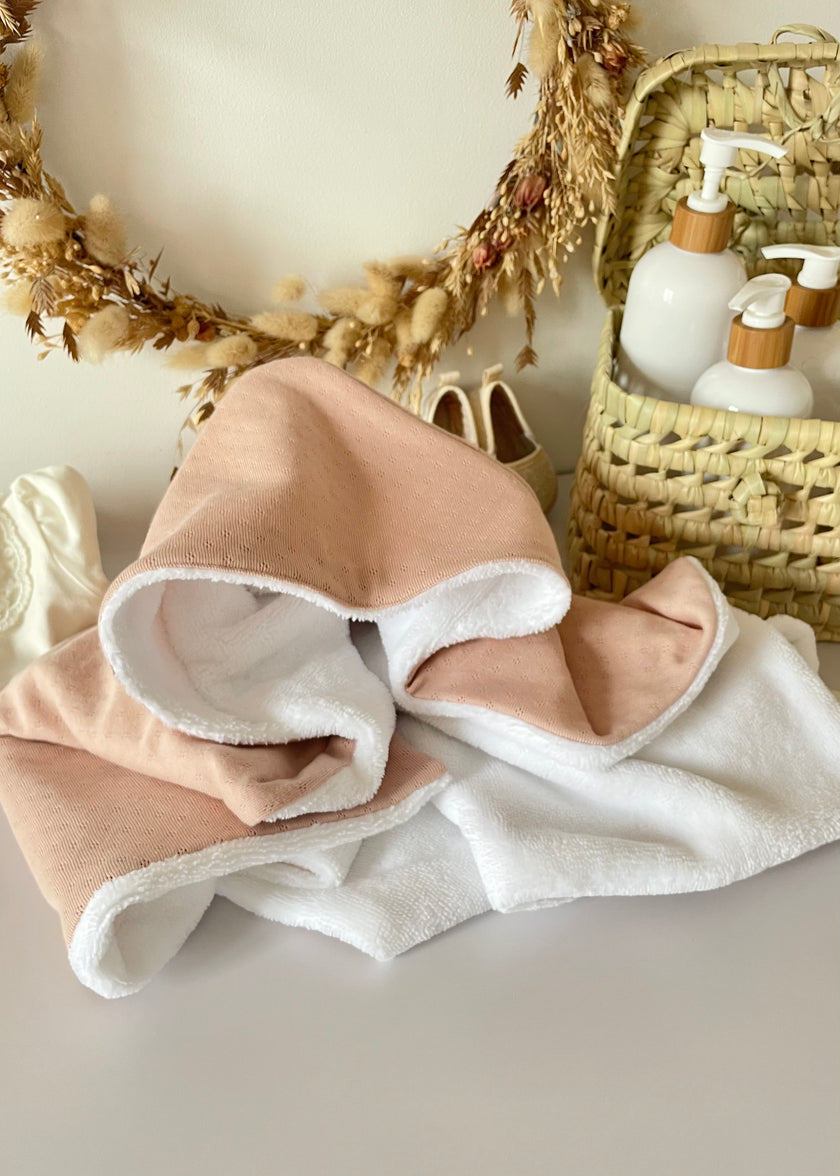 Serviette bébé à capuche rose