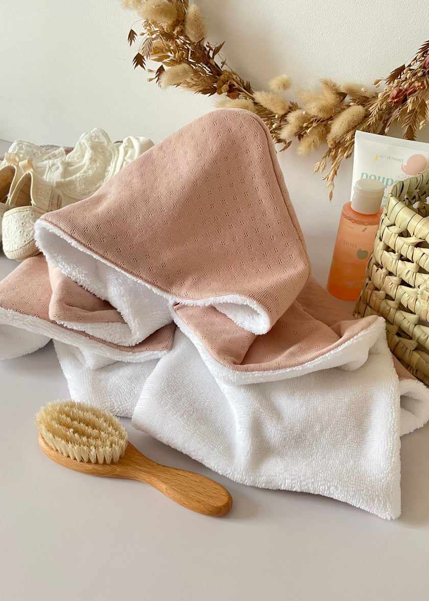 Serviette bébé à capuche rose
