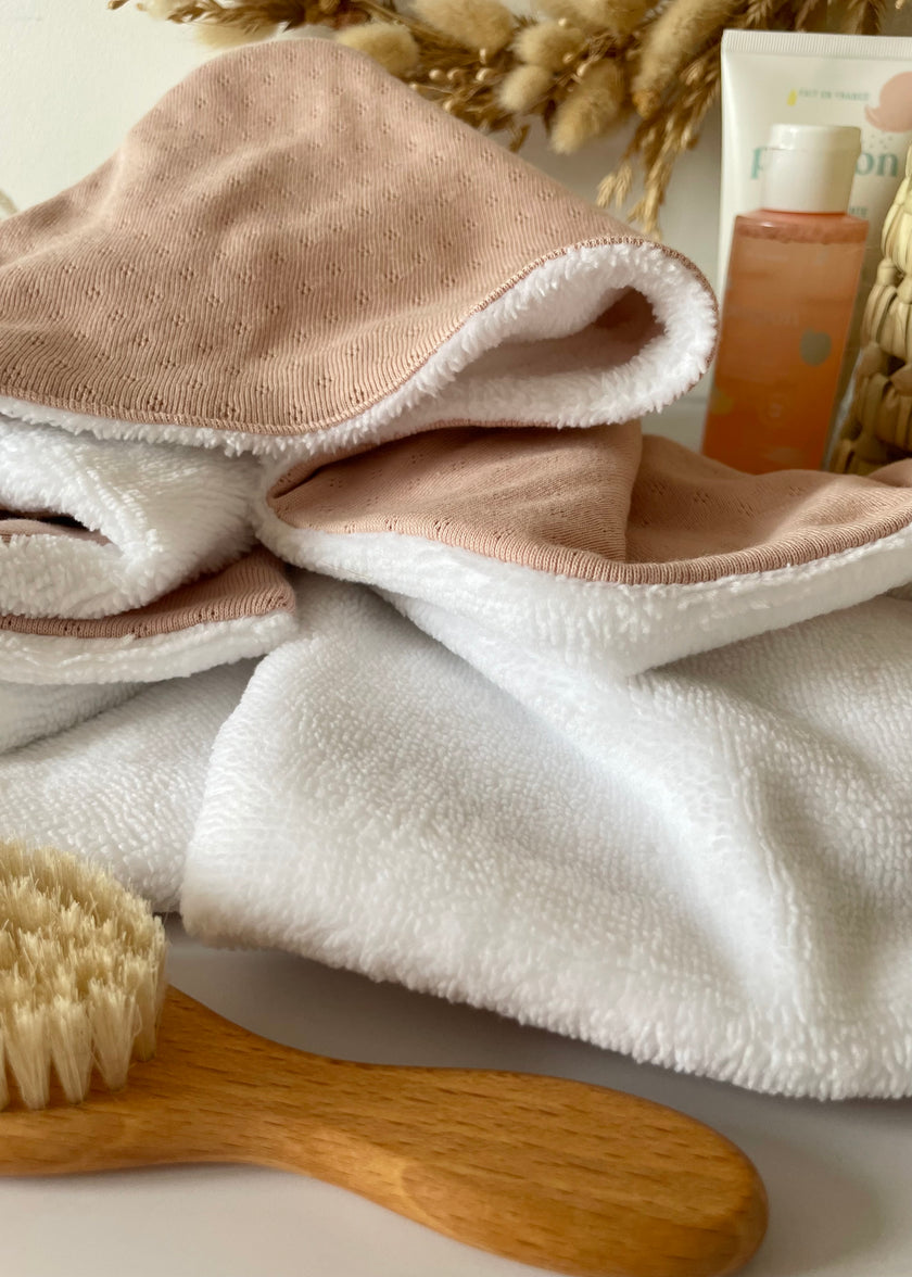 Serviette bébé à capuche rose