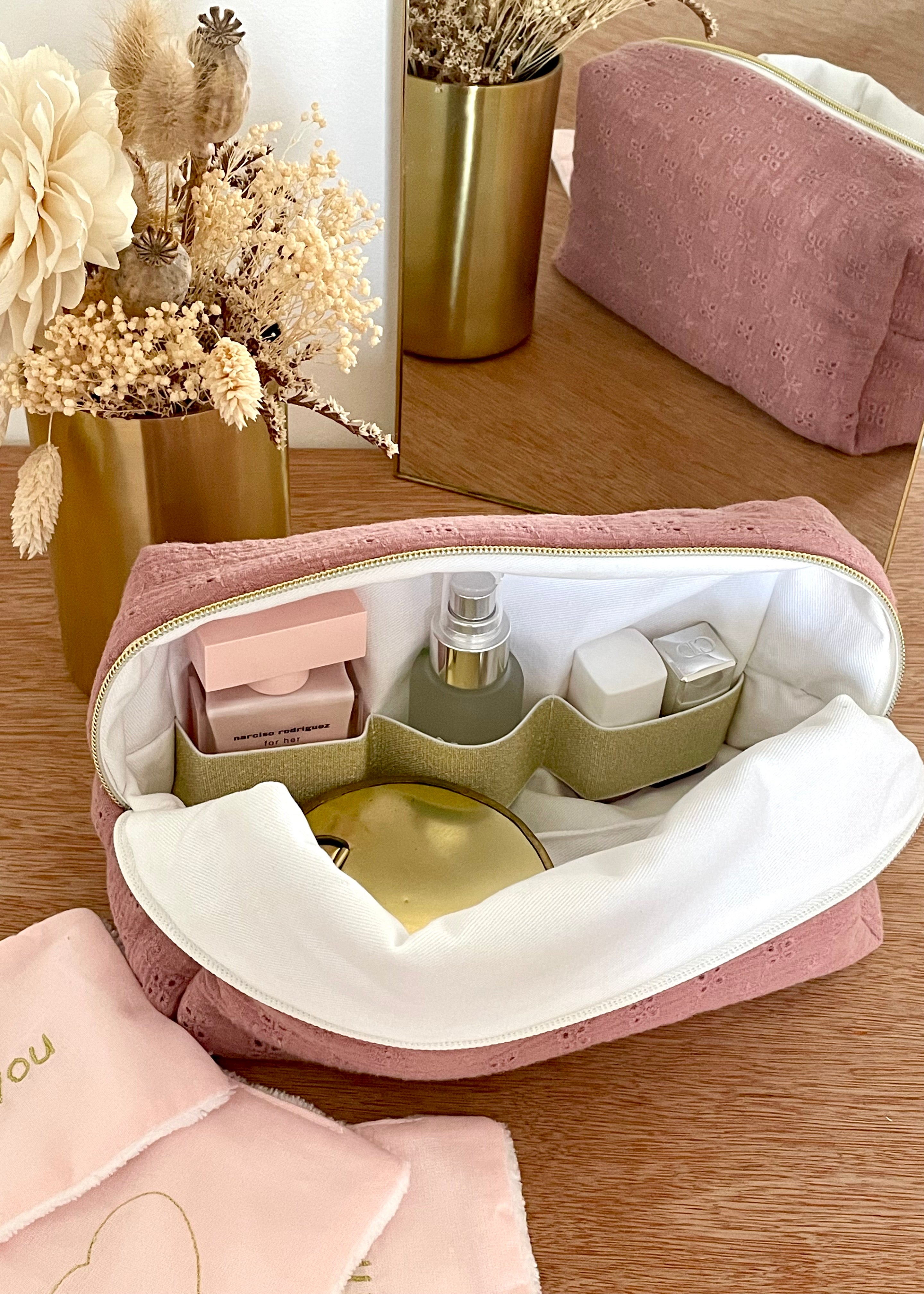Trousse de toilette rose thé broderie anglaise