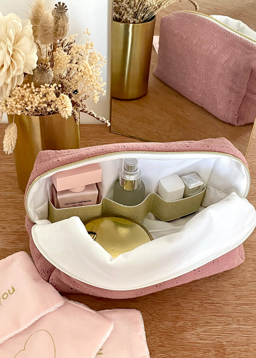 Trousse de toilette rose thé broderie anglaise