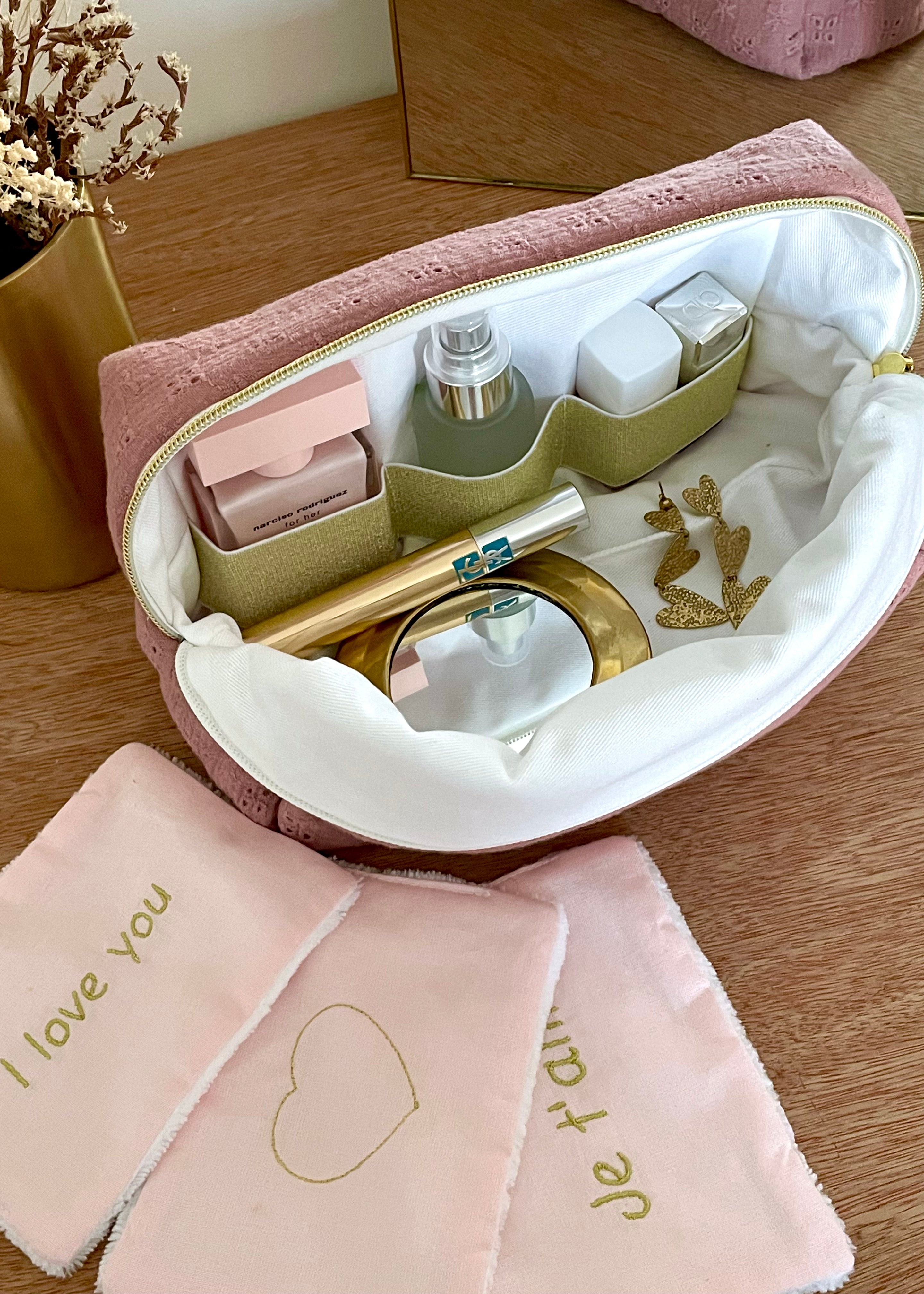 Trousse de toilette rose thé broderie anglaise