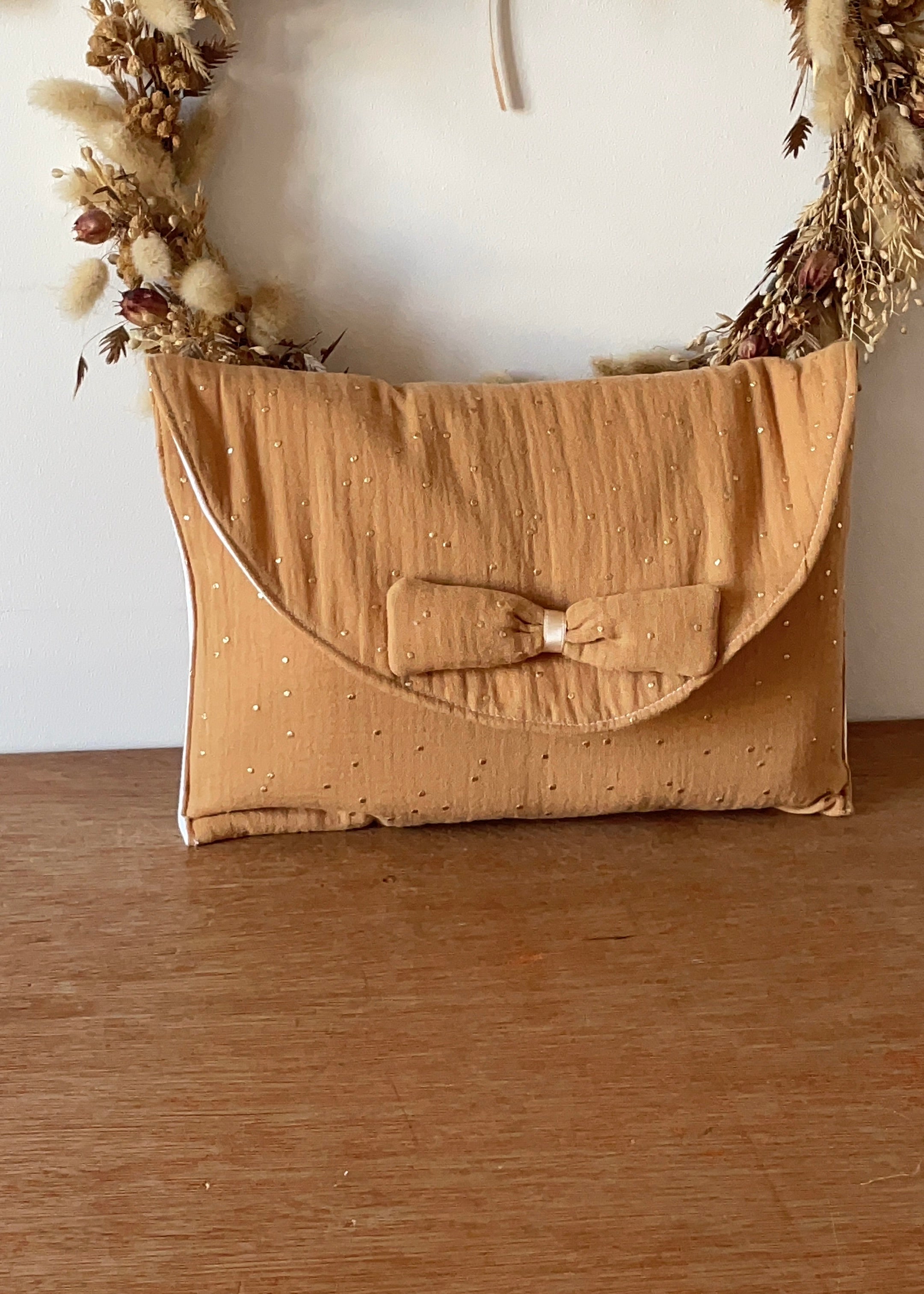 Pochette à couches camel doré