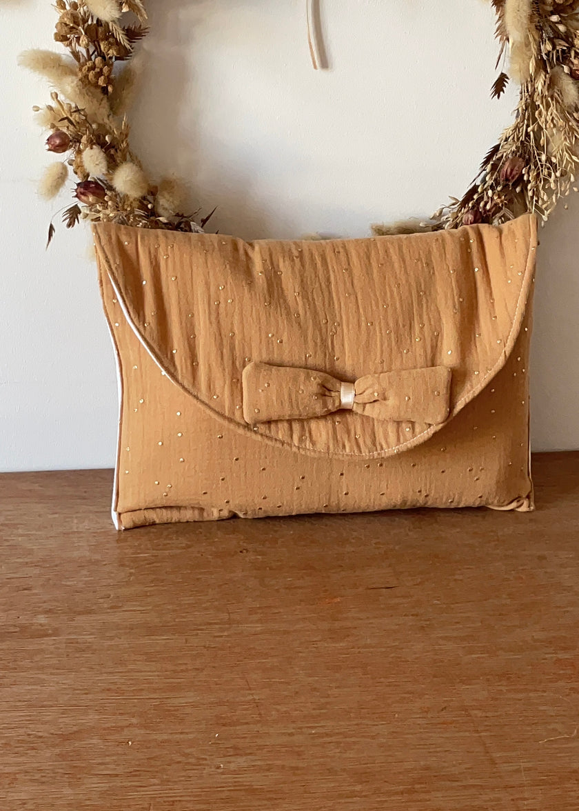 Pochette à couches camel doré