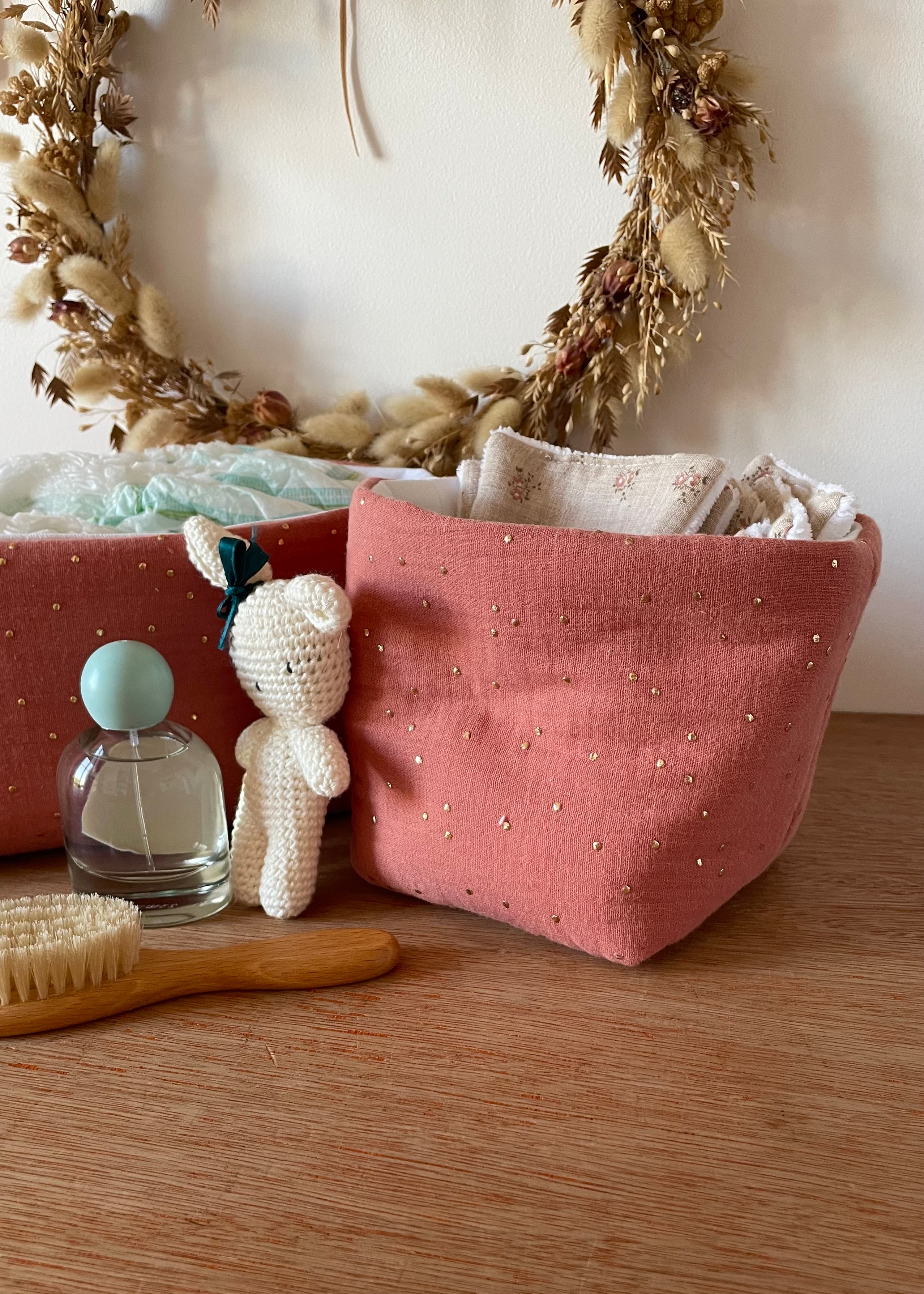 Panier en tissu terracotta pour commode à langer