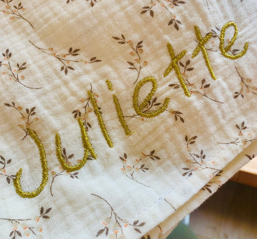 lange ecru gaze de coton motif fleurs avec broderie prénom