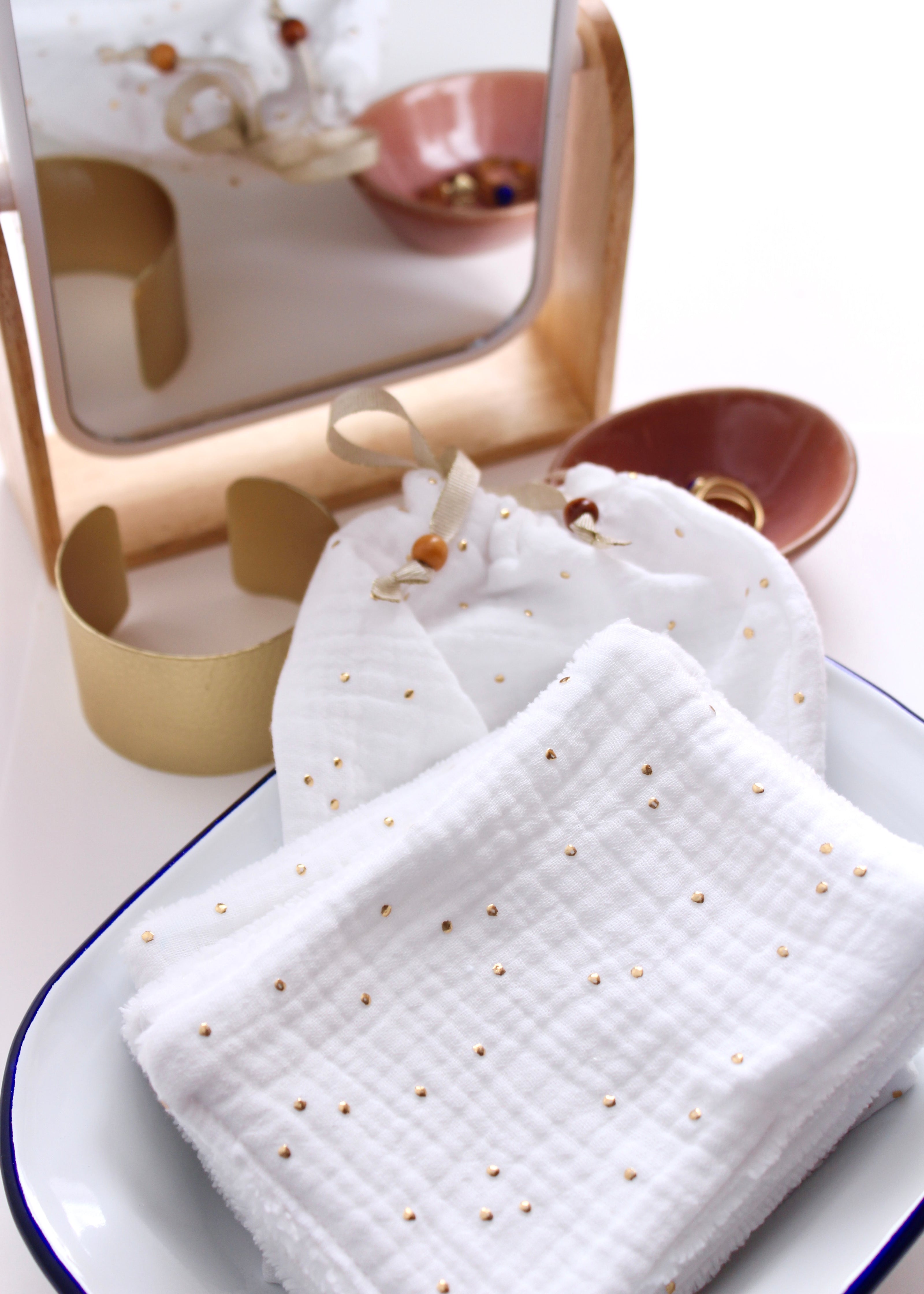 7 Lingettes blanches démaquillantes ultra douces