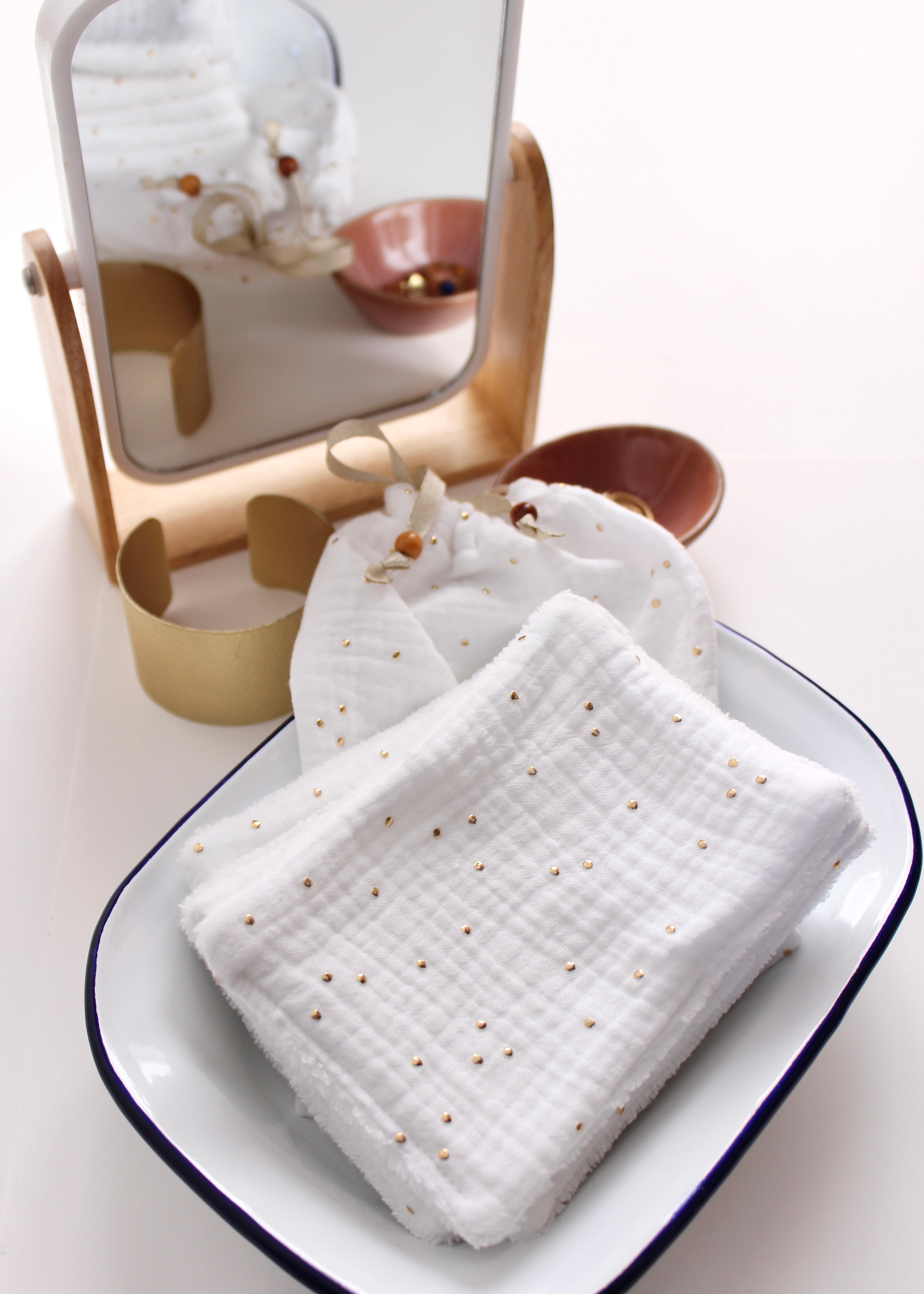 7 Lingettes blanches démaquillantes ultra douces