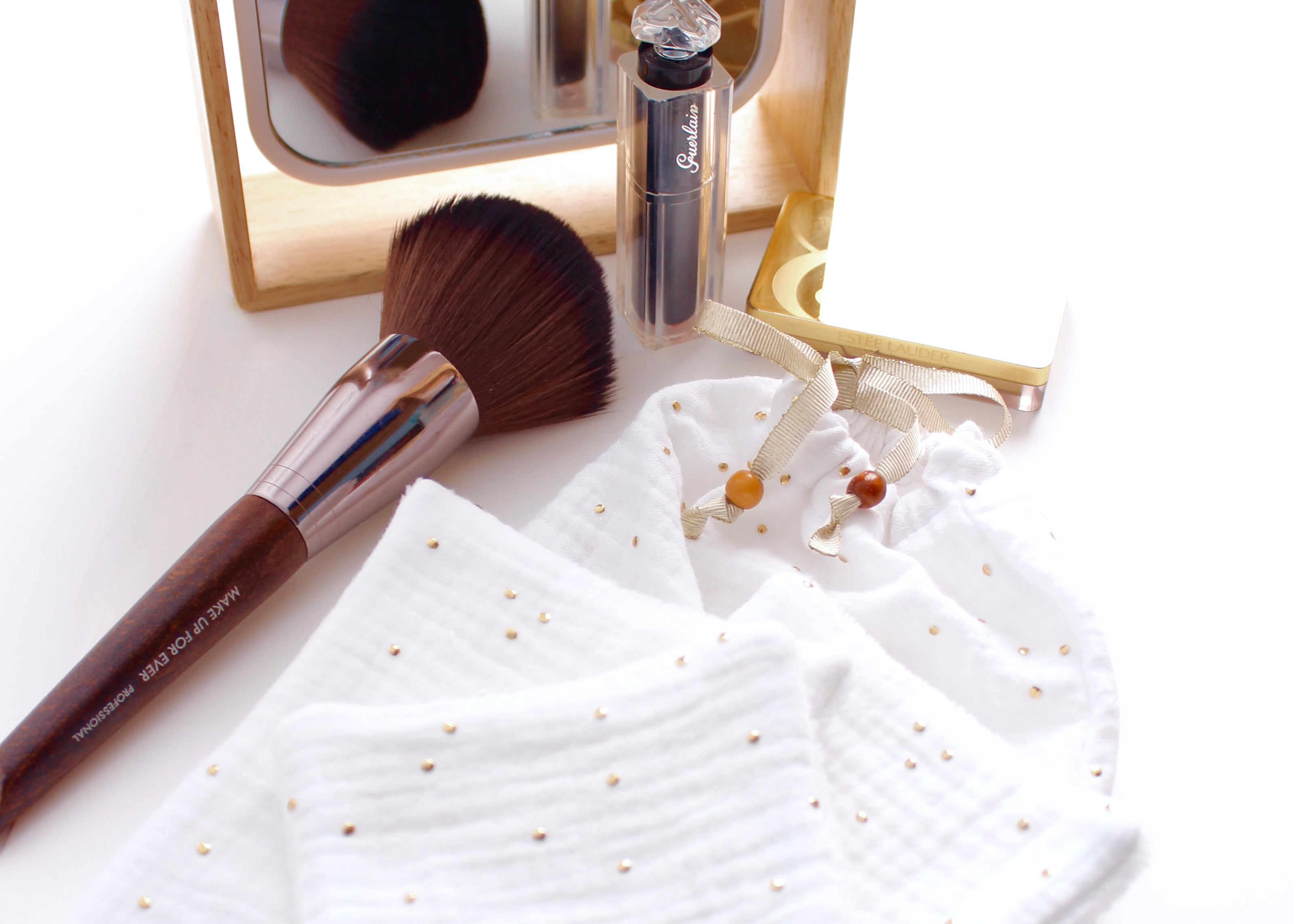 7 Lingettes blanches démaquillantes ultra douces