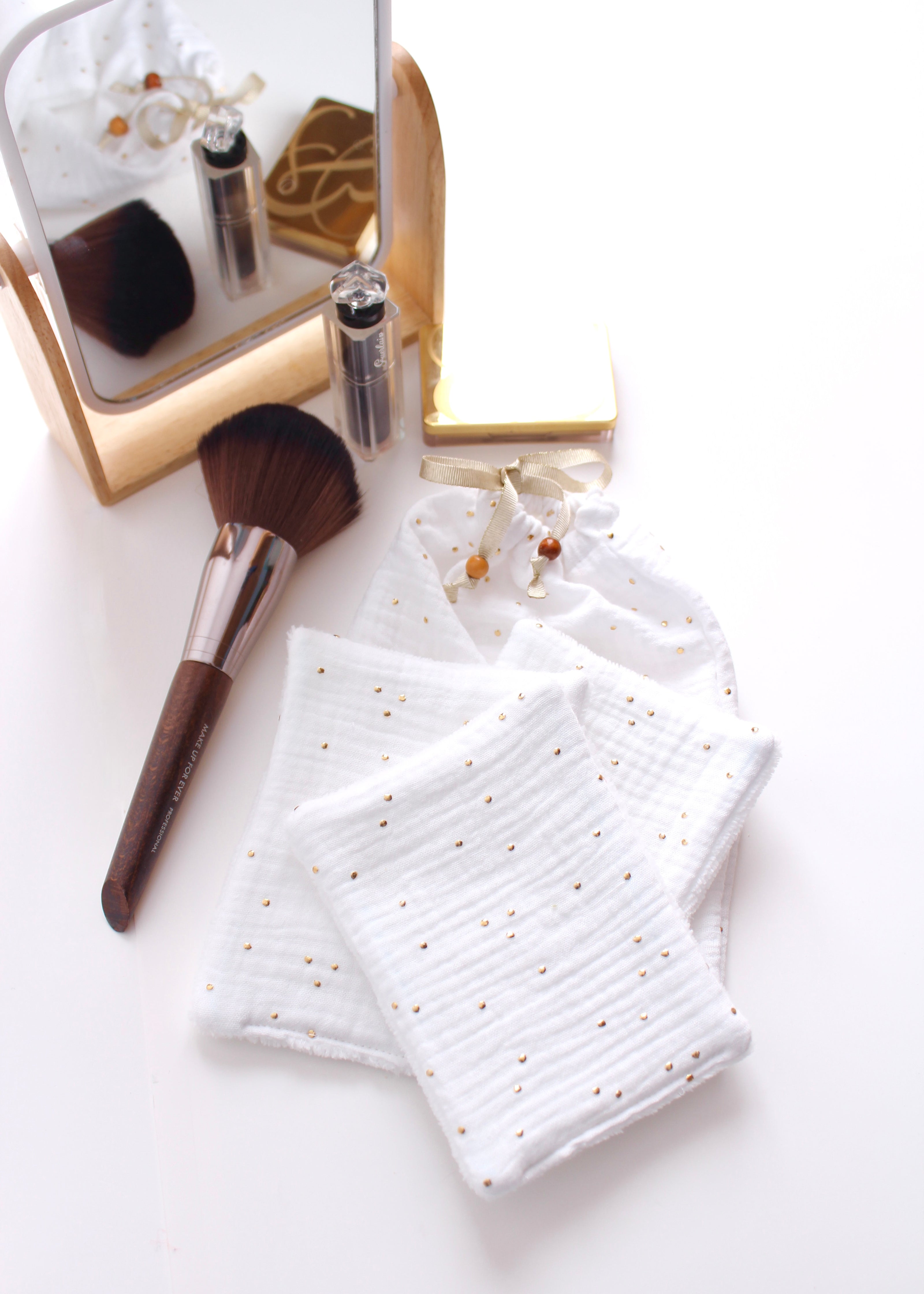 7 Lingettes blanches démaquillantes ultra douces