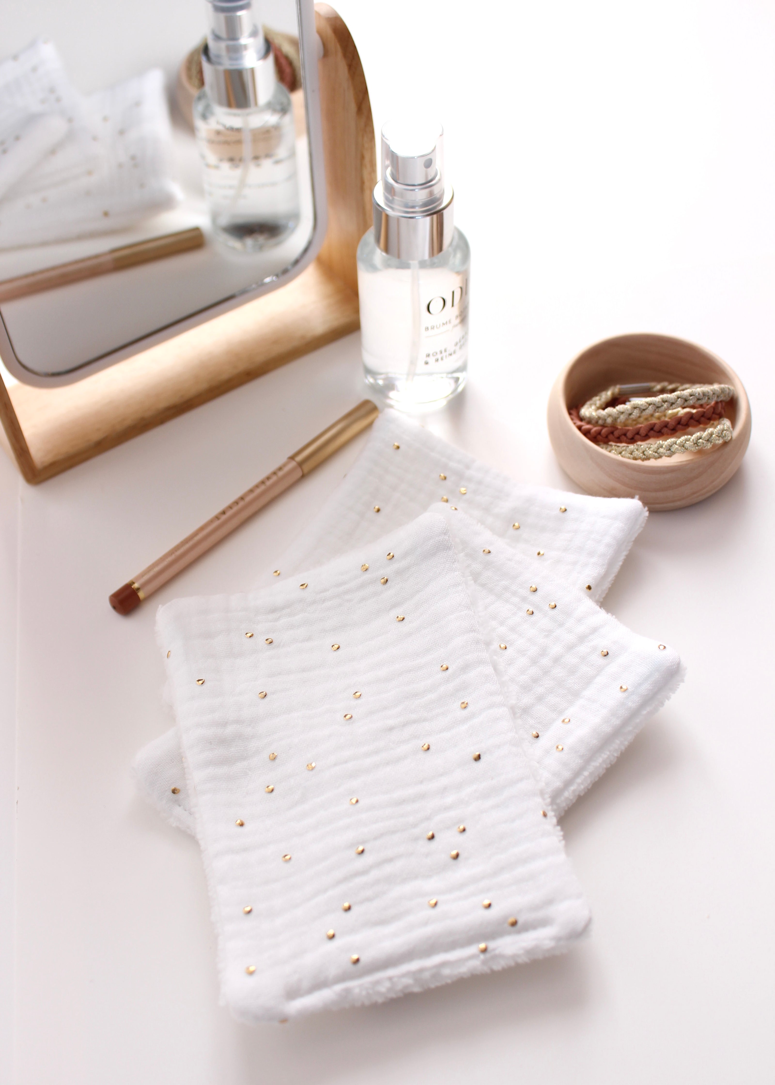 7 Lingettes blanches démaquillantes ultra douces