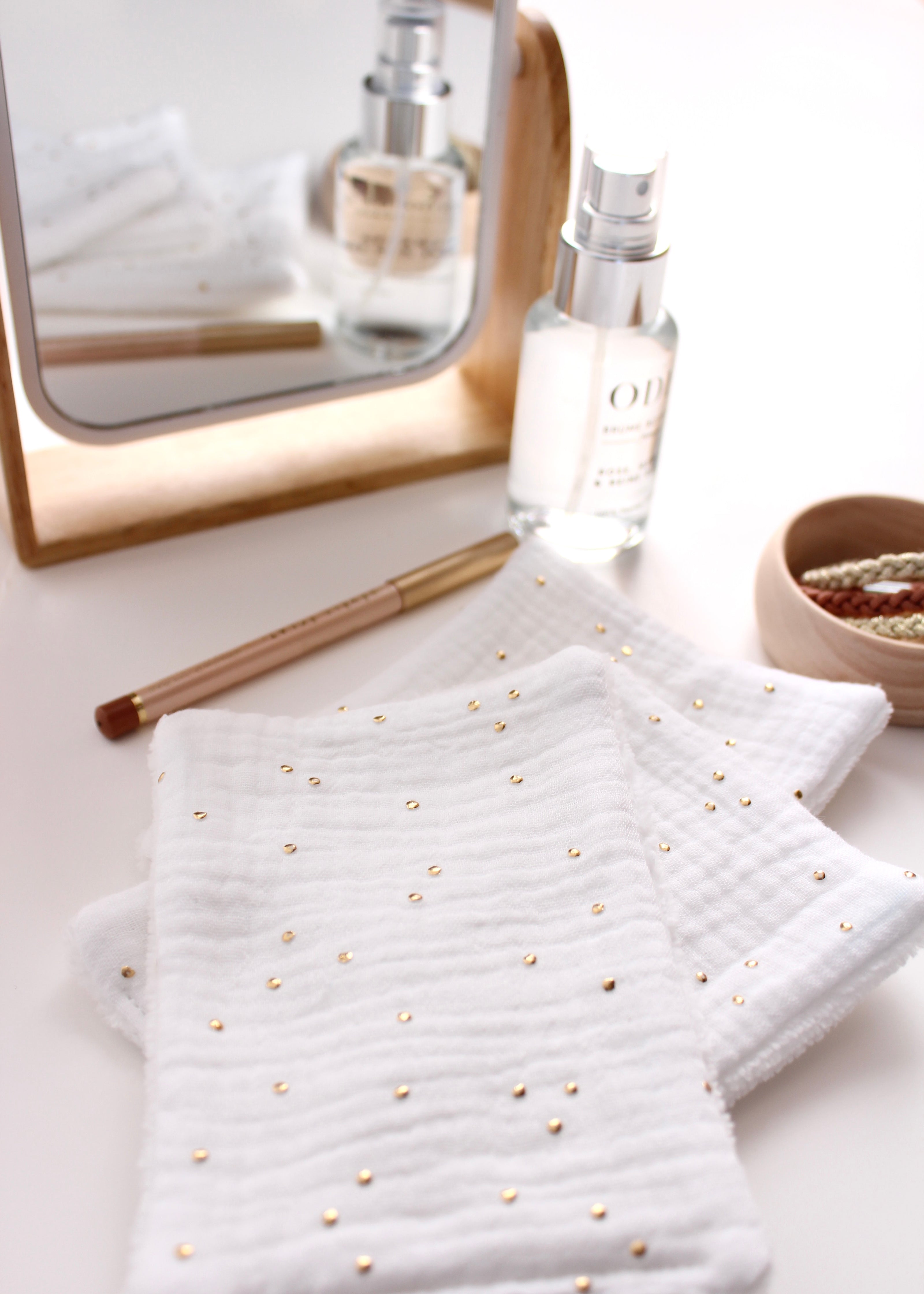7 Lingettes blanches démaquillantes ultra douces